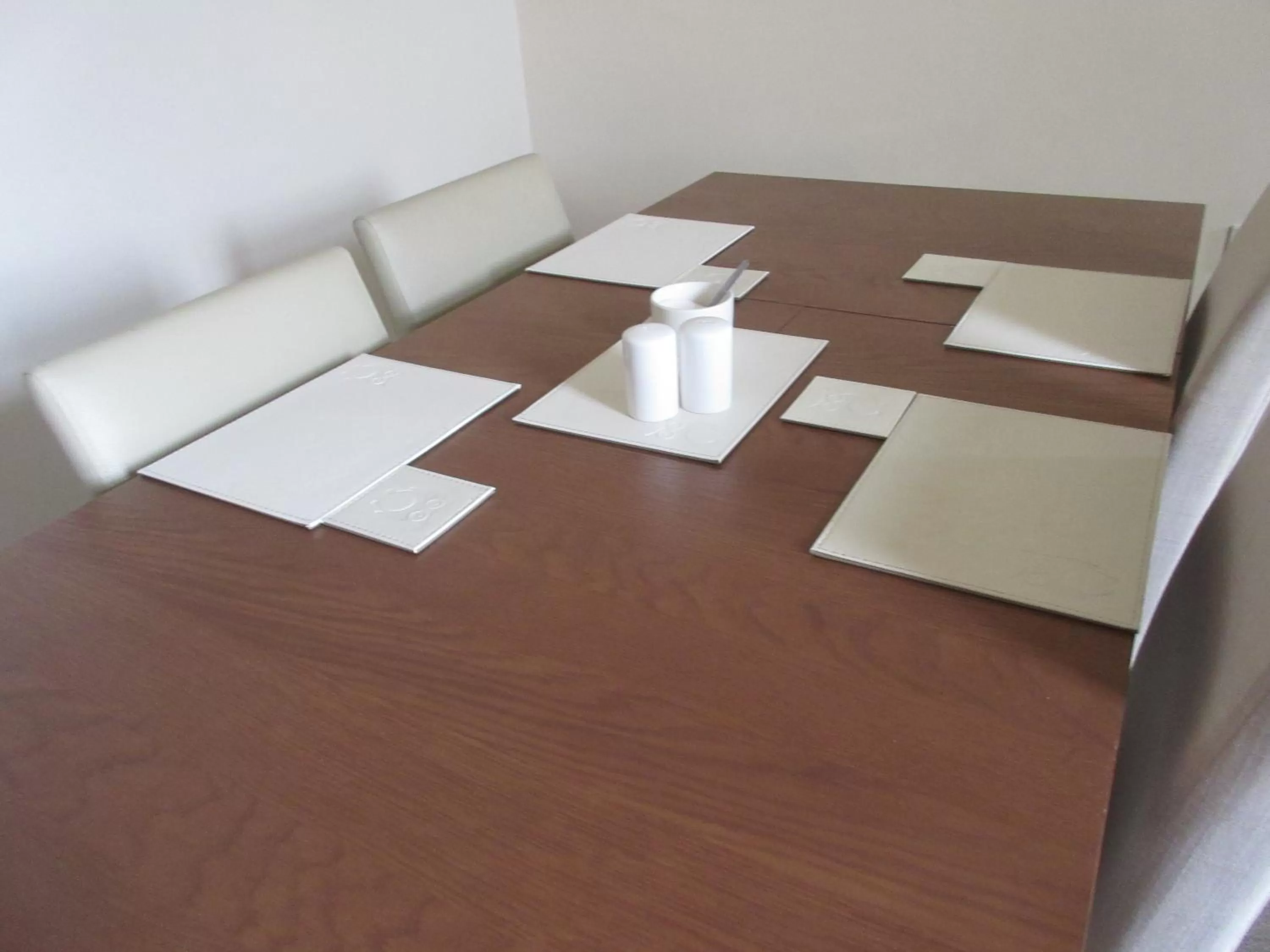 Dining area in Anchor House 2 East Street Alford Lincolnshire LN13 9EQ