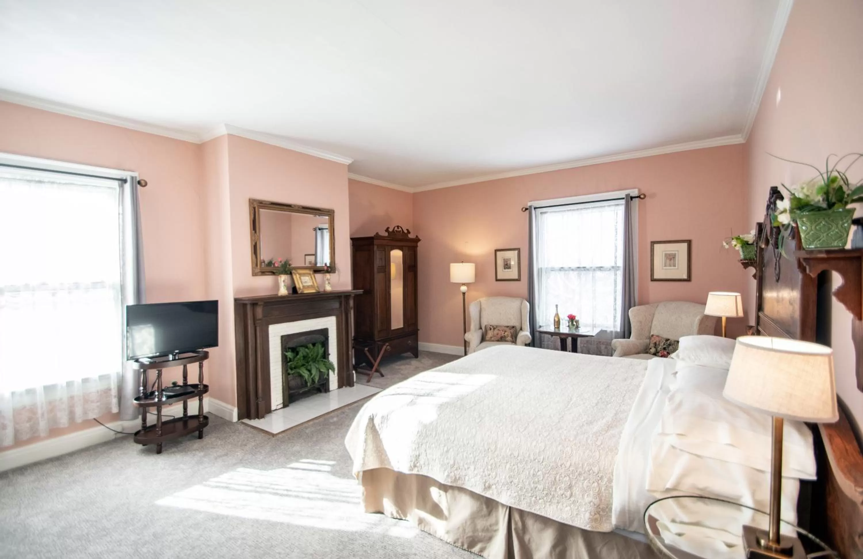 Photo of the whole room in Looking Glass Inn