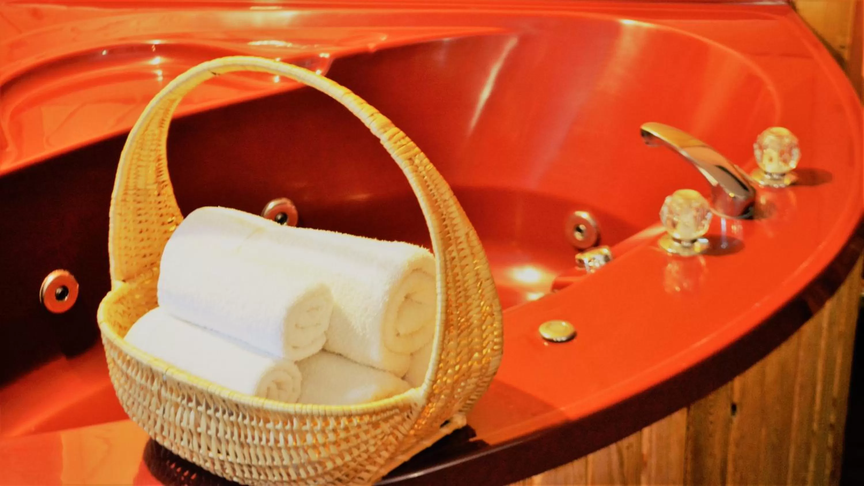 Hot Tub in Knights Inn Colonial Fireside Inn