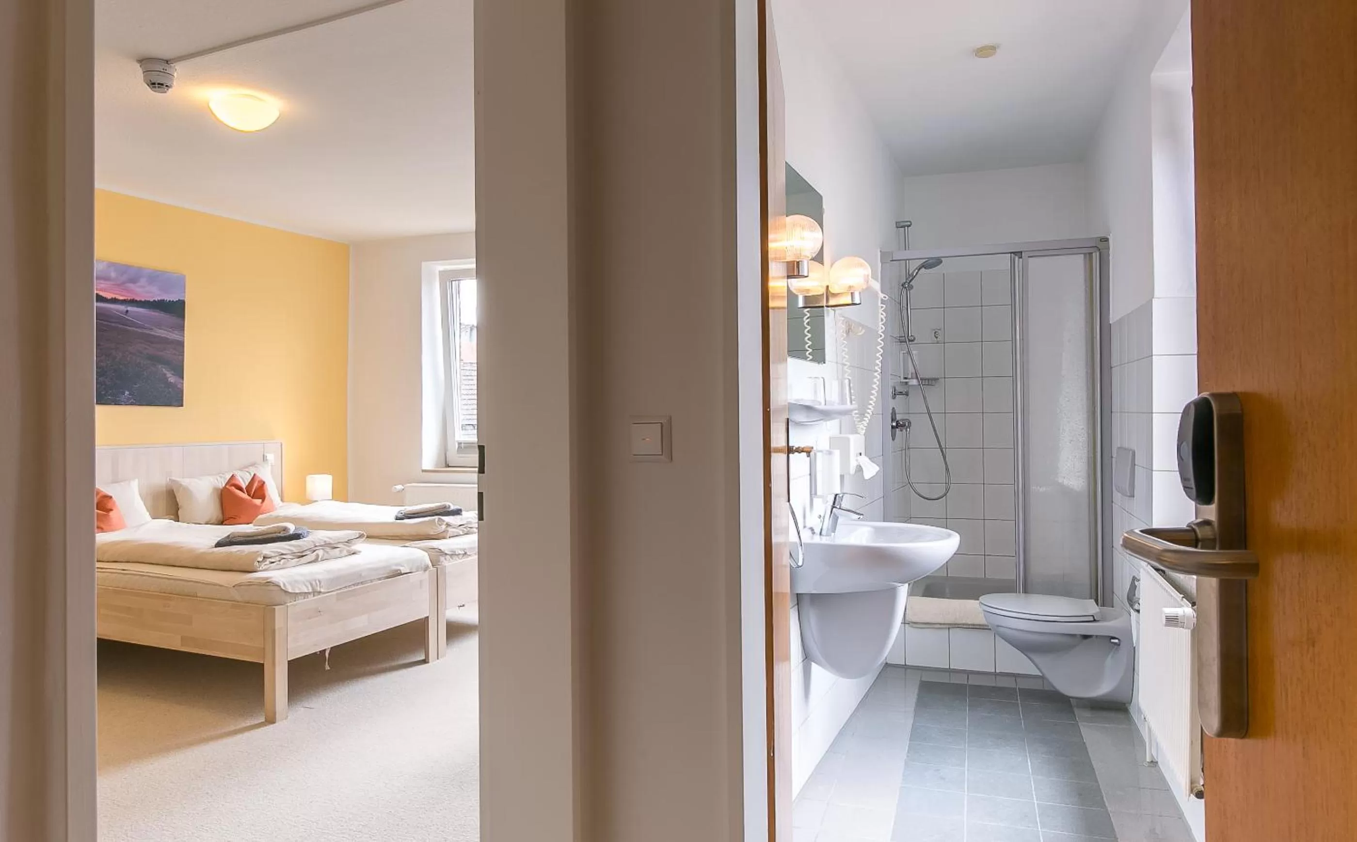 Shower, Bed in Hotel Johnsburg