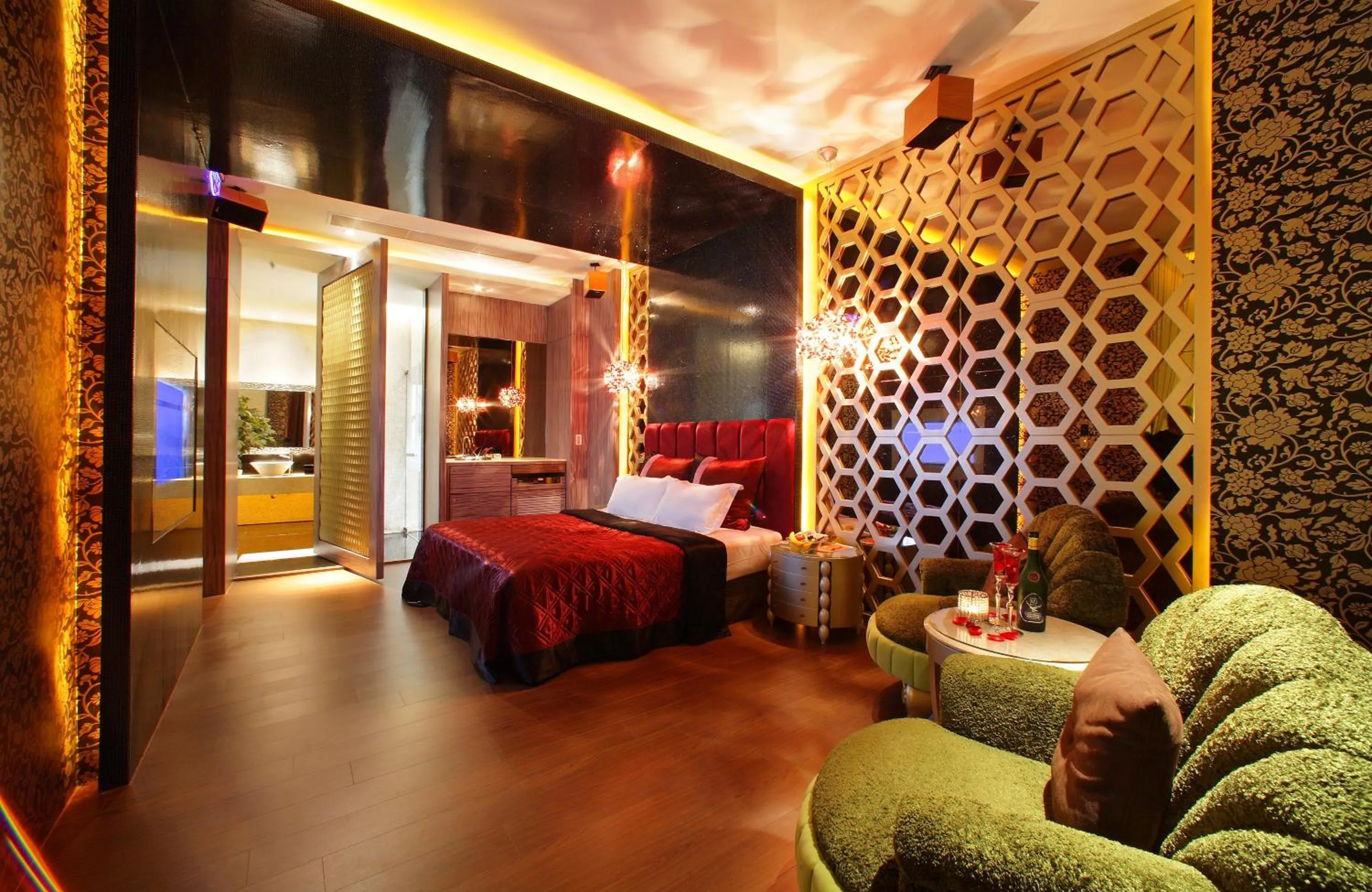 Bedroom, Bed in Dongfeng Motel