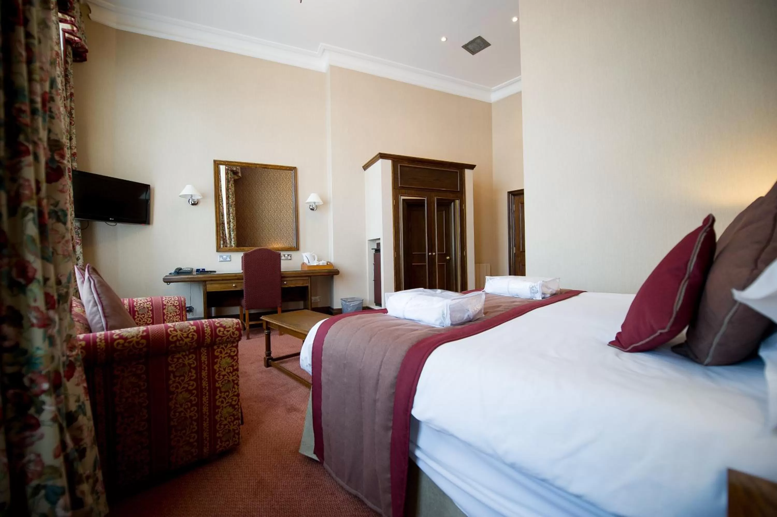 Bed in Crown & Mitre Hotel