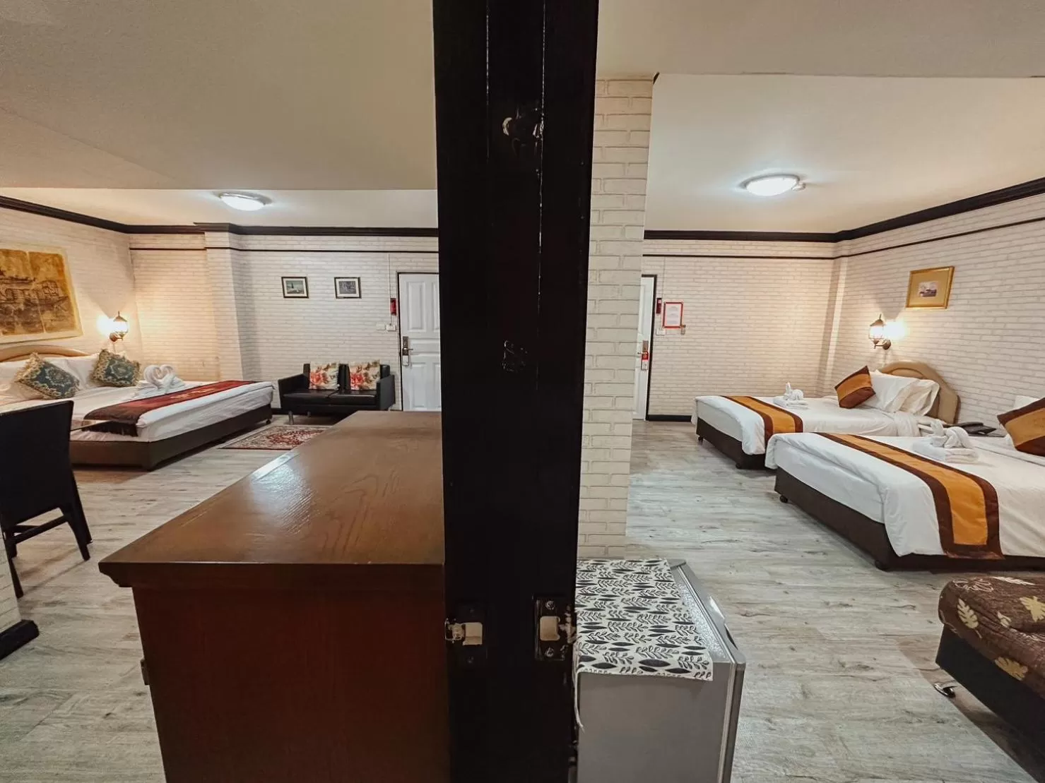 Photo of the whole room, Bed in Hotel De Khuvieng