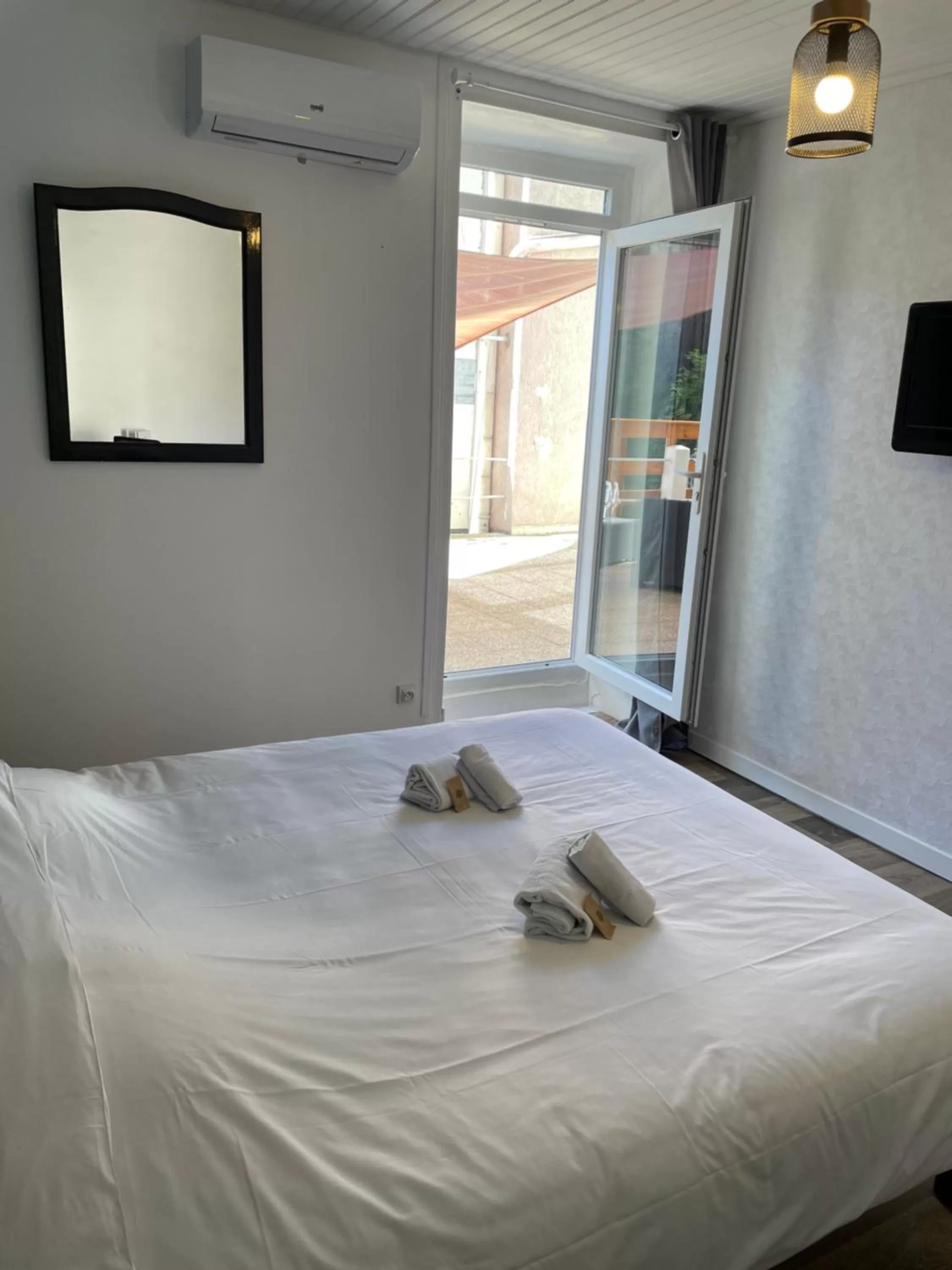 Bed in Hôtel & Restaurant Le Patio VICHY