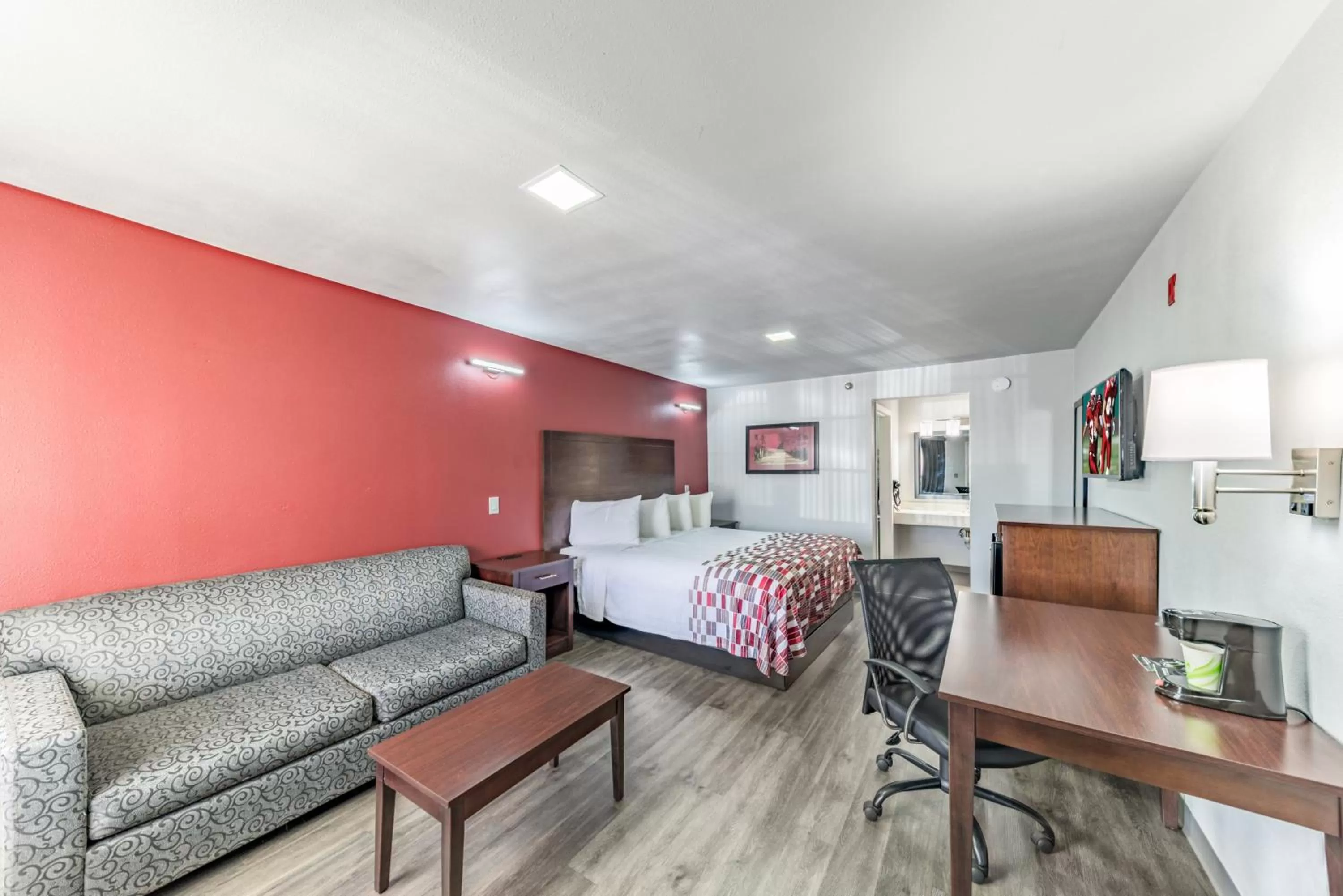 Bedroom, Bed in Red Roof Inn Dallas - Mesquite Fair Park NE