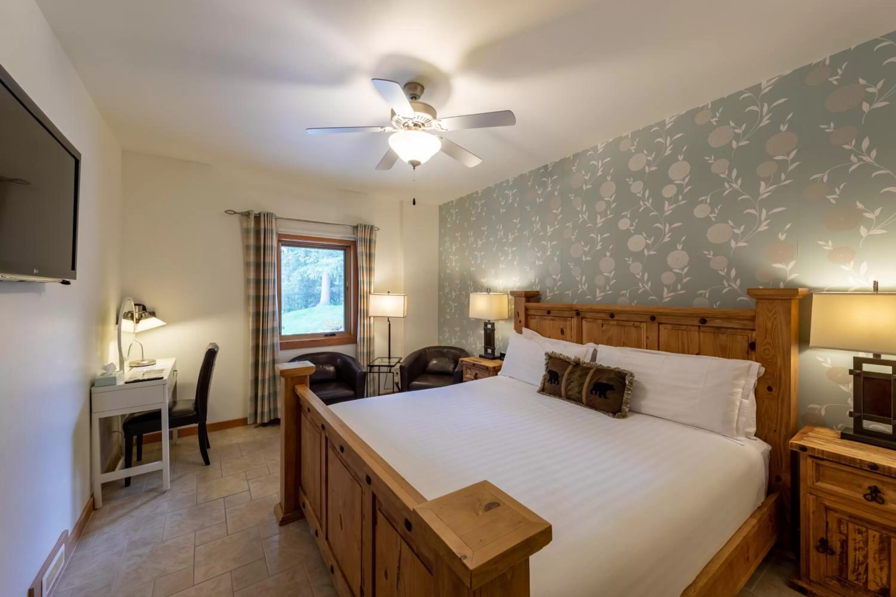 Bedroom, Bed in Canyon Ridge Lodge