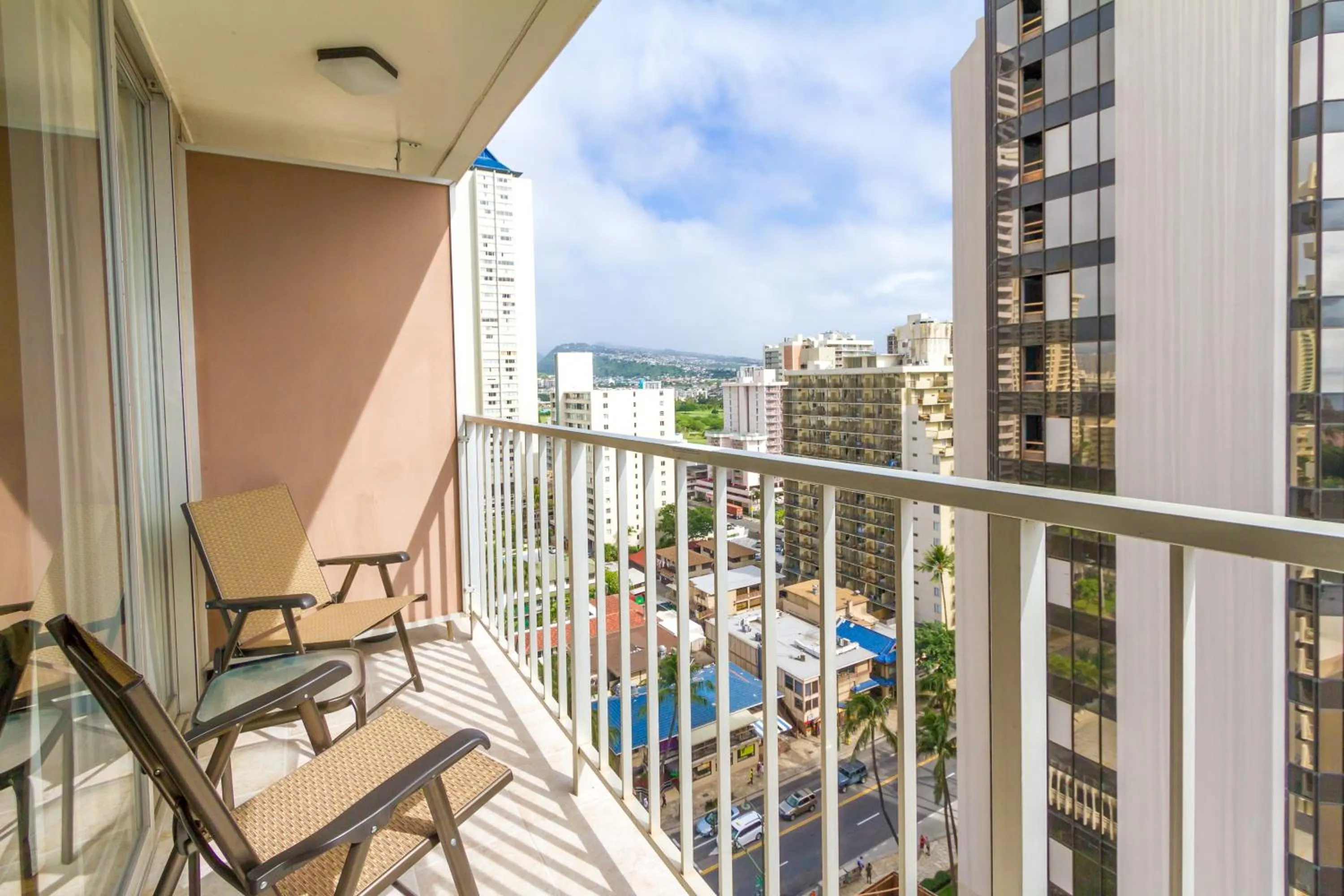 Day in Tropical Studios at Marine Surf Waikiki - FREE PARKING - BEST LOCATION - FULL KITCHEN - SWIMMING POOL