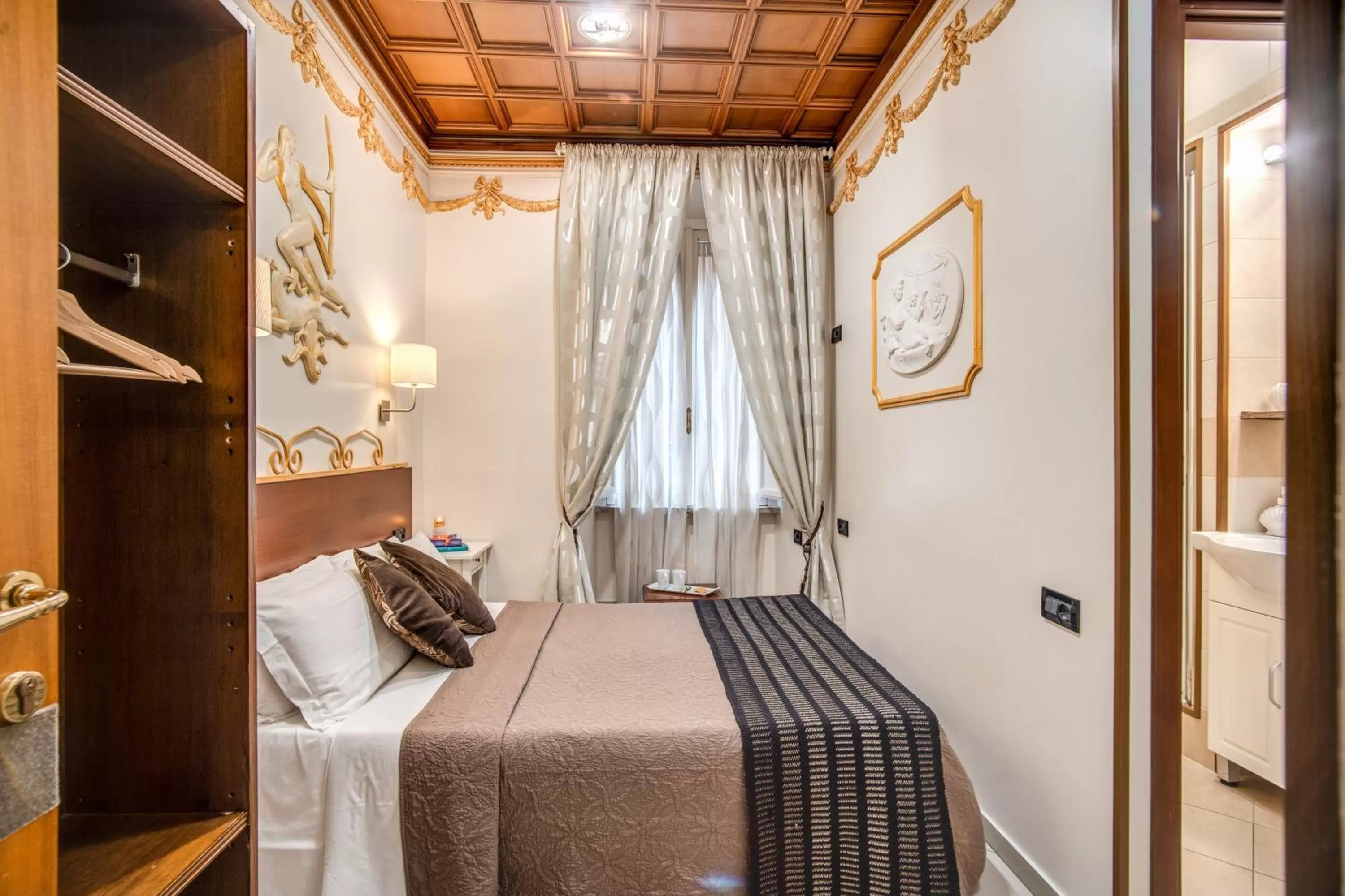 Bedroom, Bed in Matisse Royal