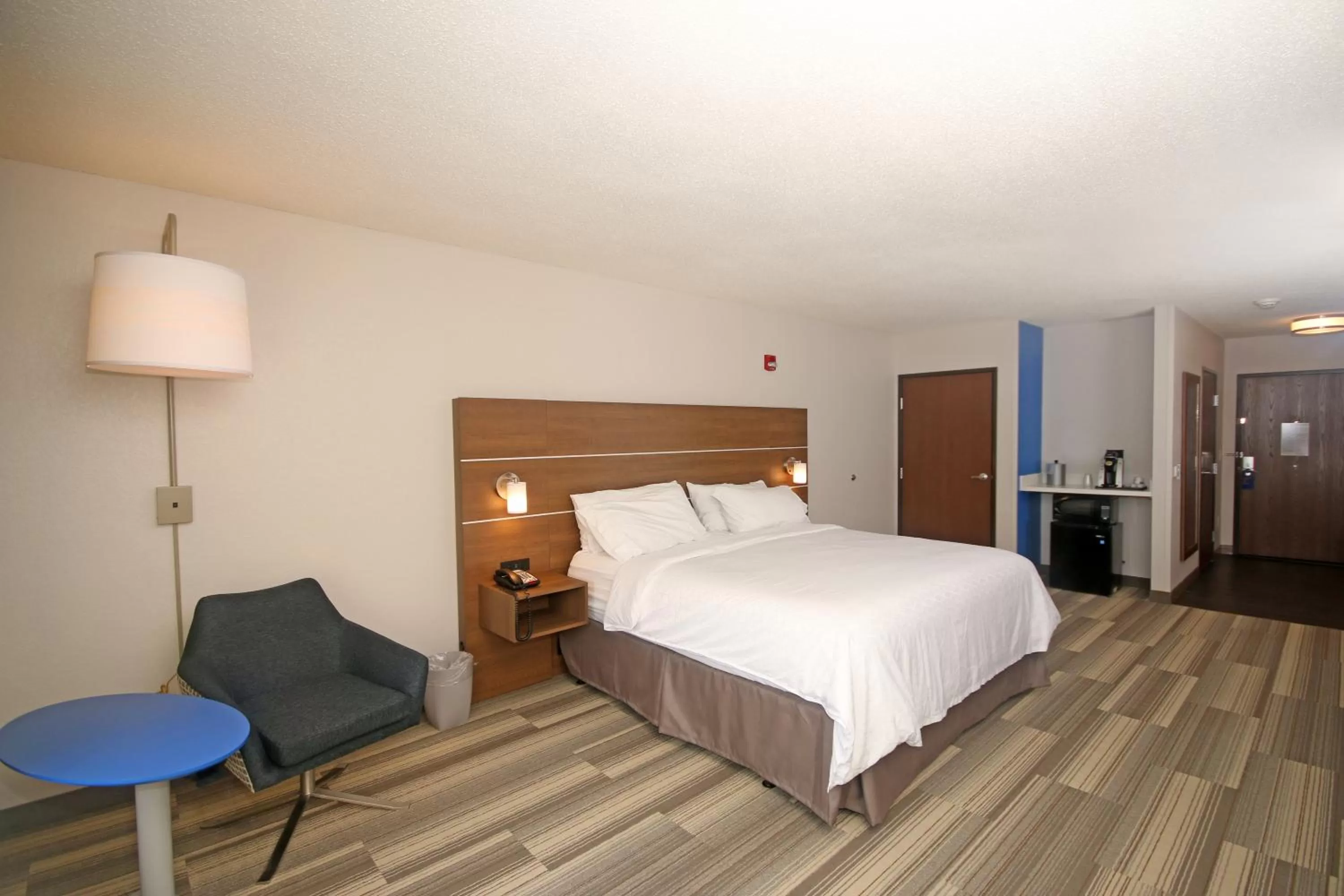 Photo of the whole room, Bed in Holiday Inn Express Troutville-Roanoke North by IHG
