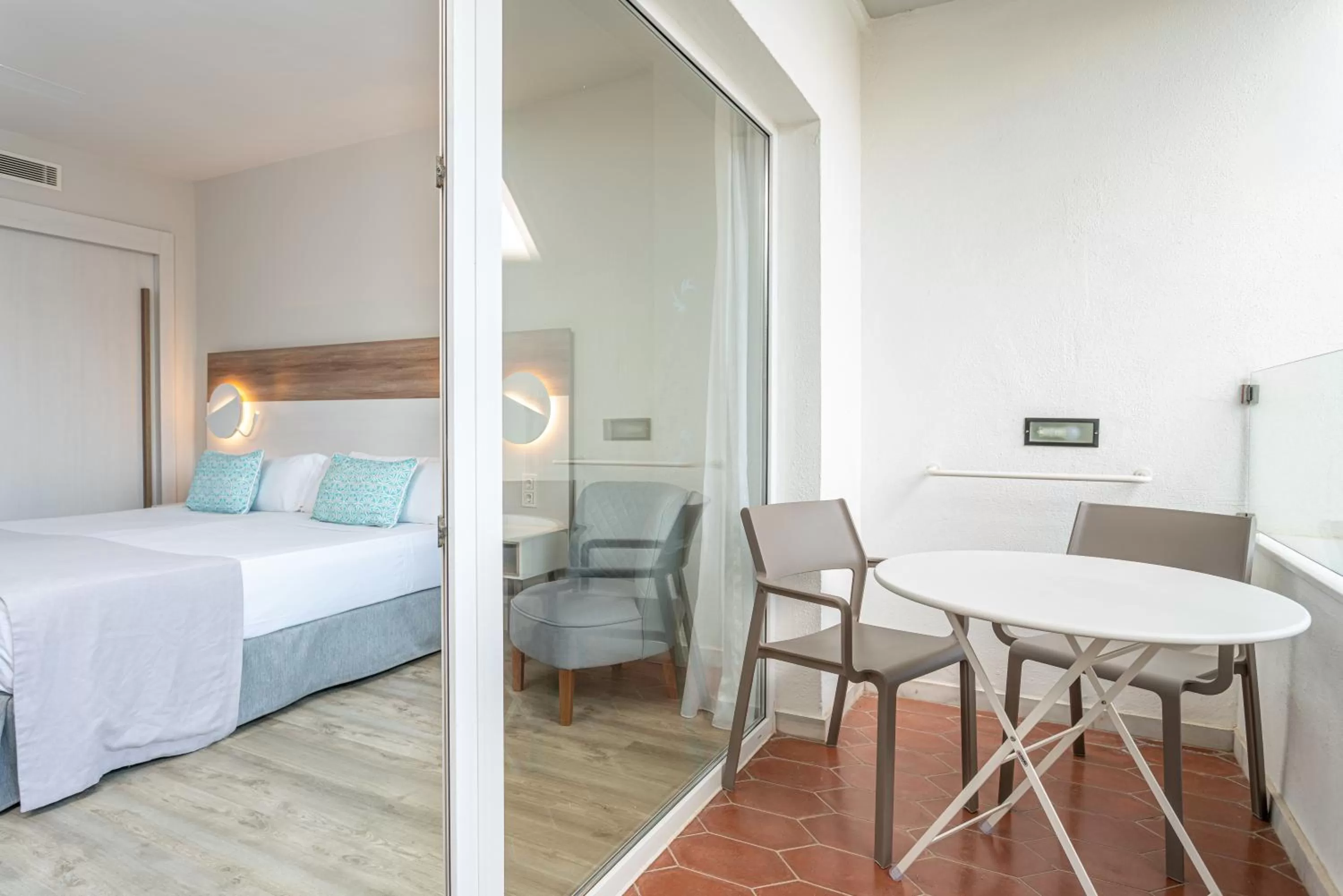 Balcony/Terrace, Bed in Hotel Benalma Costa del Sol