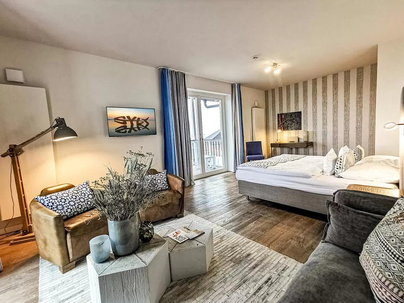 Photo of the whole room, Bed in Easy Living