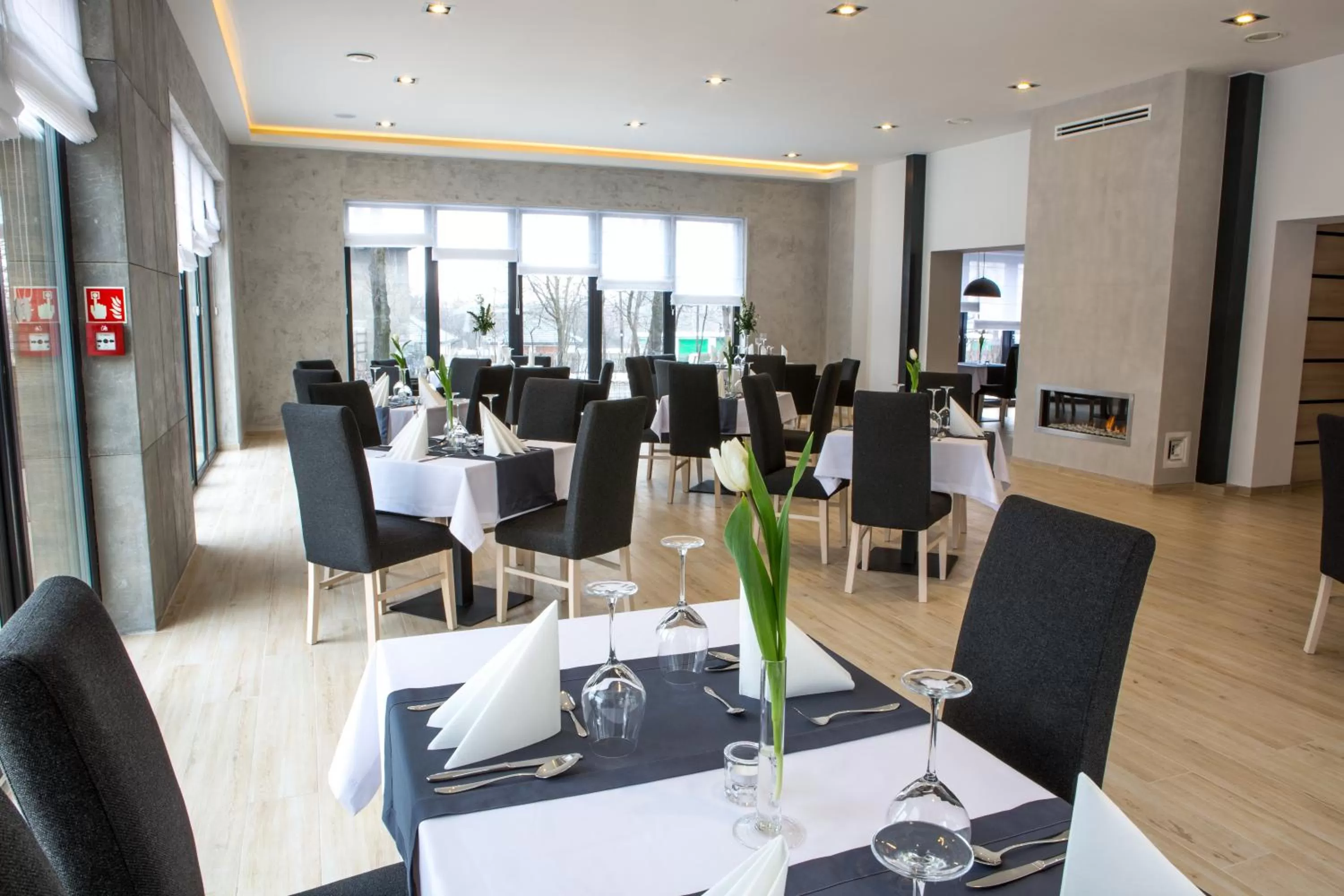 Restaurant/places to eat in Hotel Lantier & Swimming Pool Zone