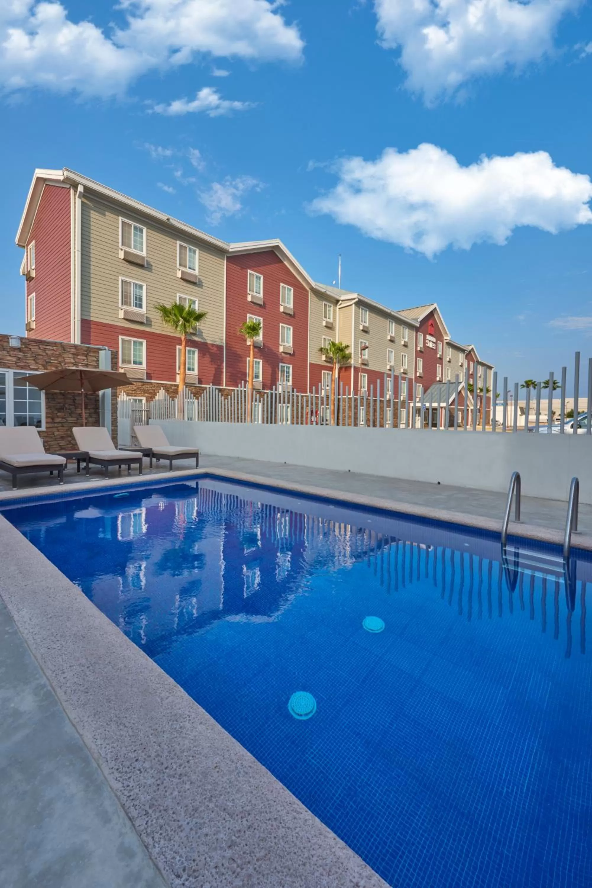 Swimming pool in Extended Suites Monterrey Aeropuerto