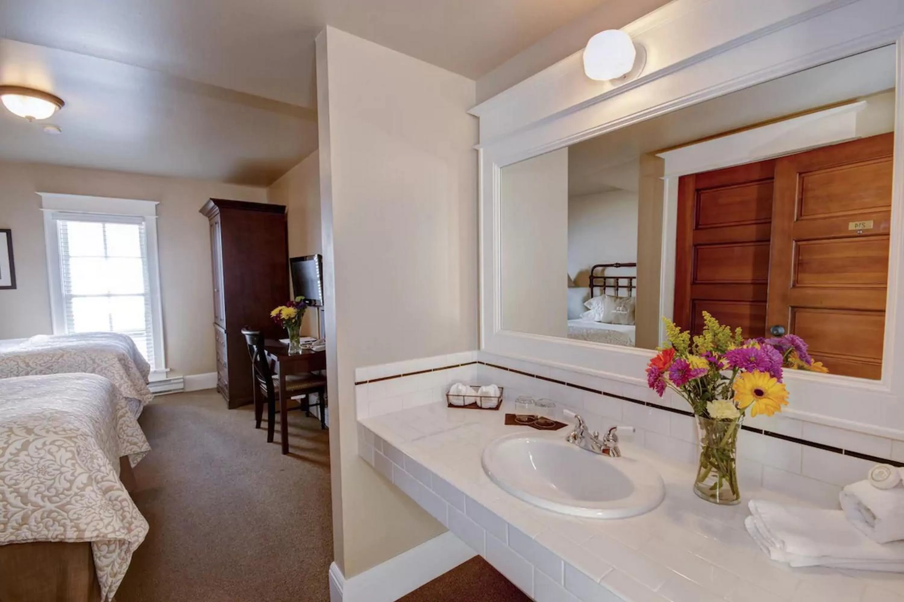 Bathroom, Bed in The Sacajawea Hotel