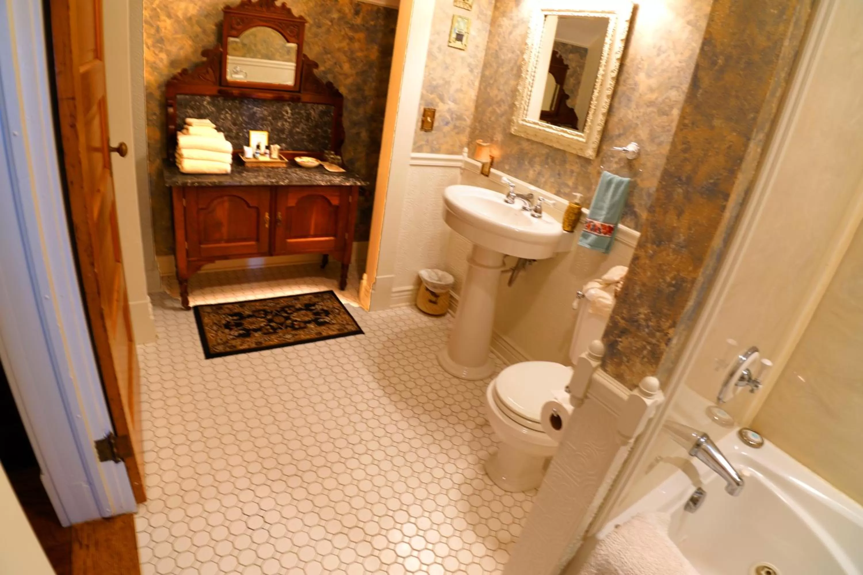 Bathroom in Rose Heart Inn