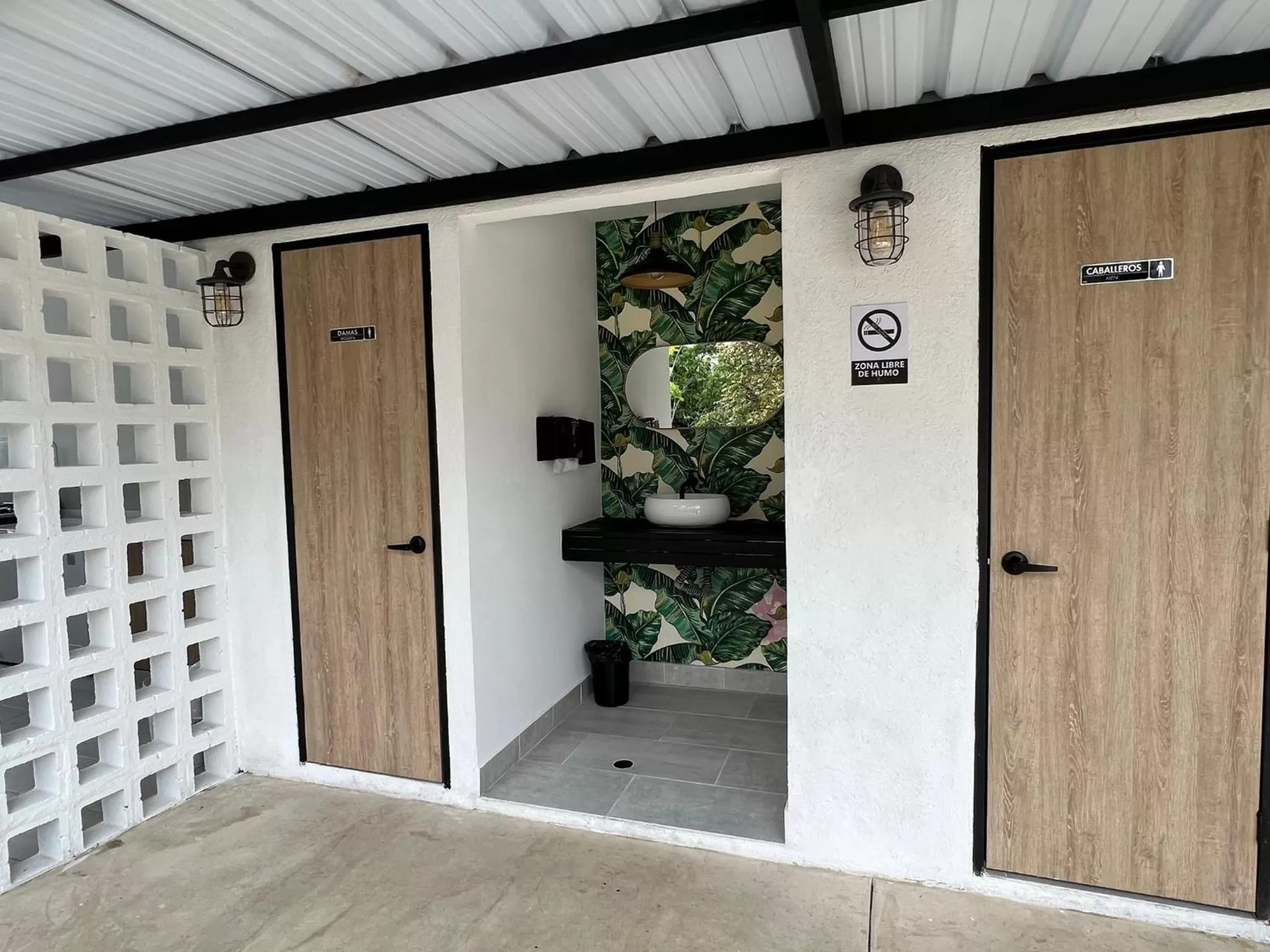 Restaurant/places to eat in HOTEL 9.5 SAN FERNANDO