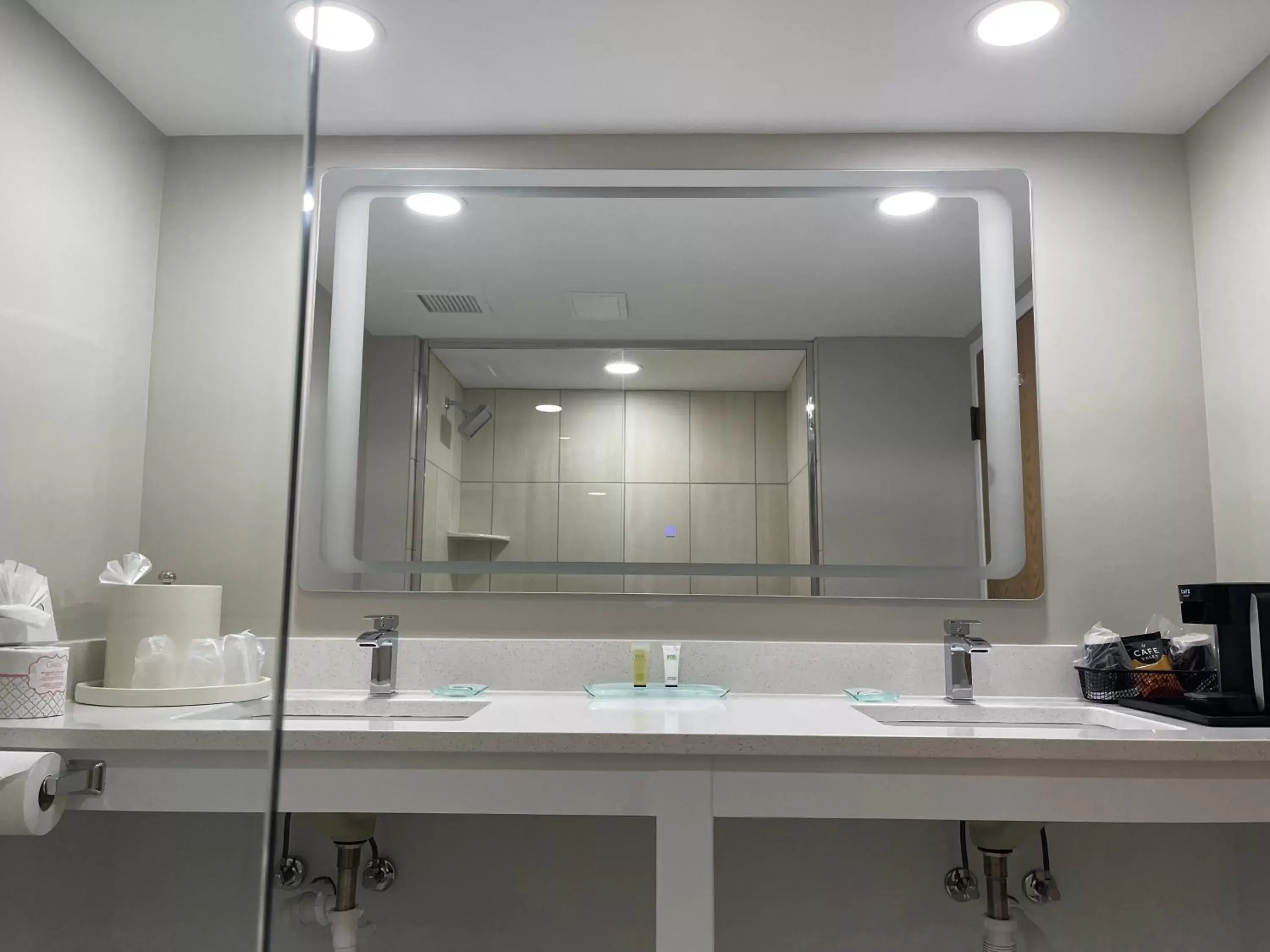 Deluxe Studio - single occupancy in Chateau Hotel and Conference Center Deluxe Studio - single occupancy in Chateau Hotel and Conference Center