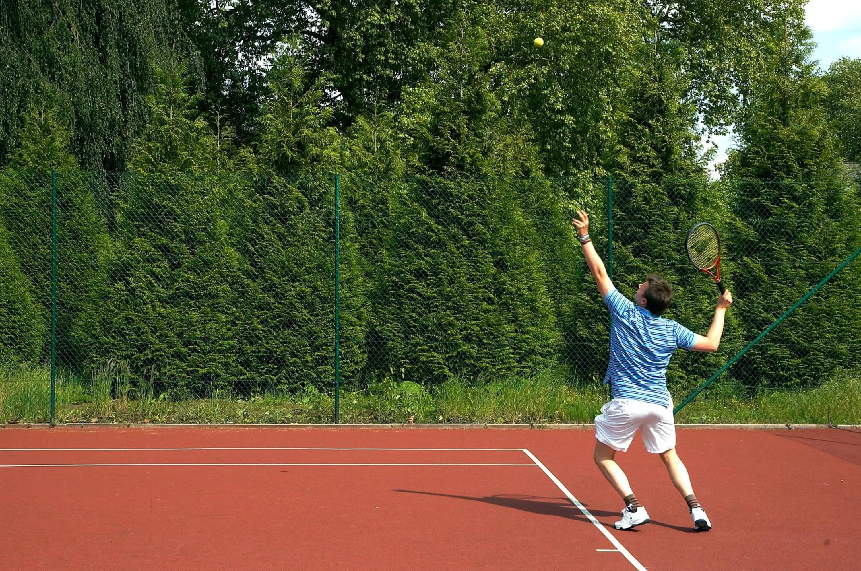Tennis court in Hotel Les Jardins De La Molignée