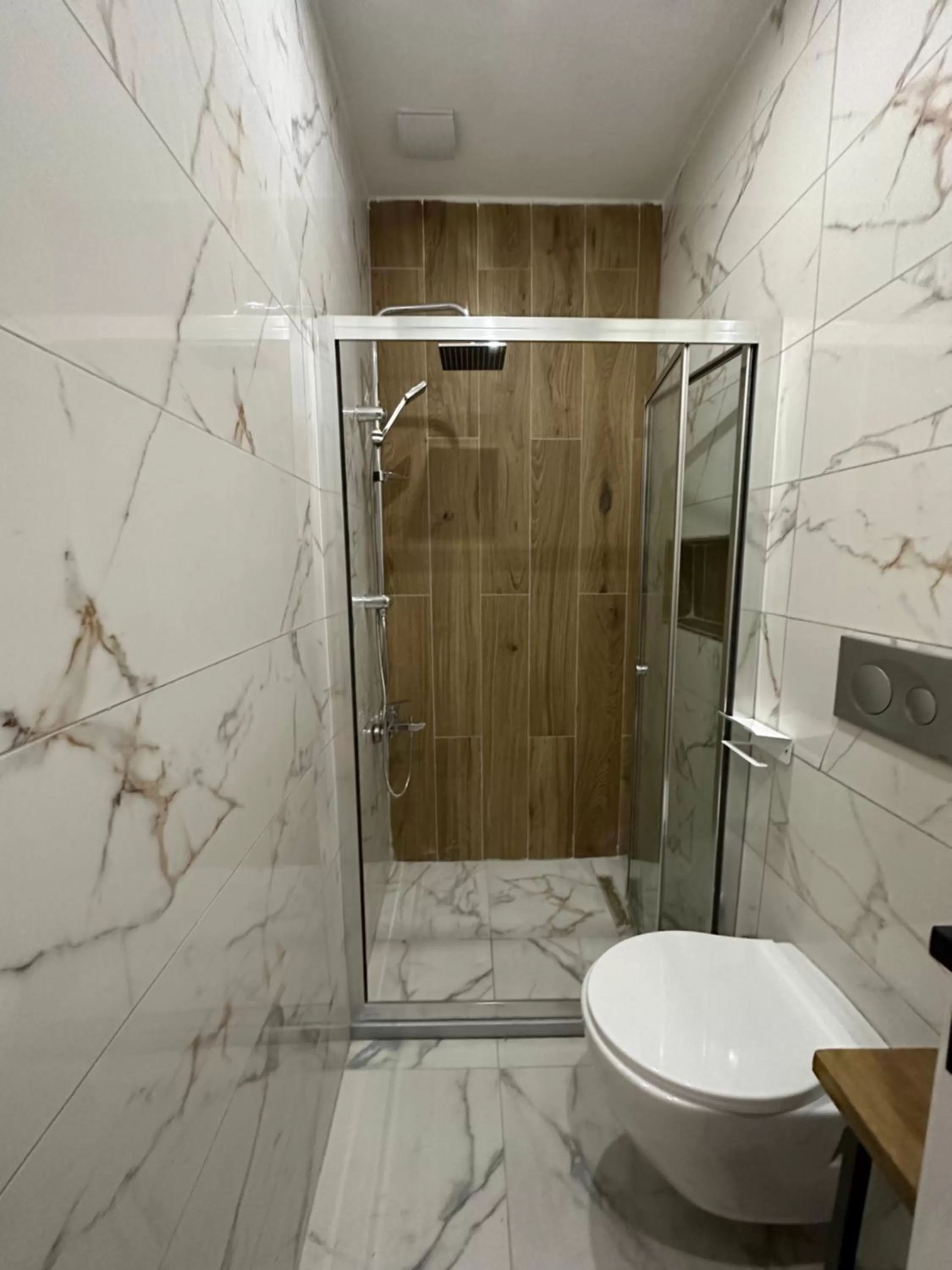 Shower in Newalla Hotel Old City