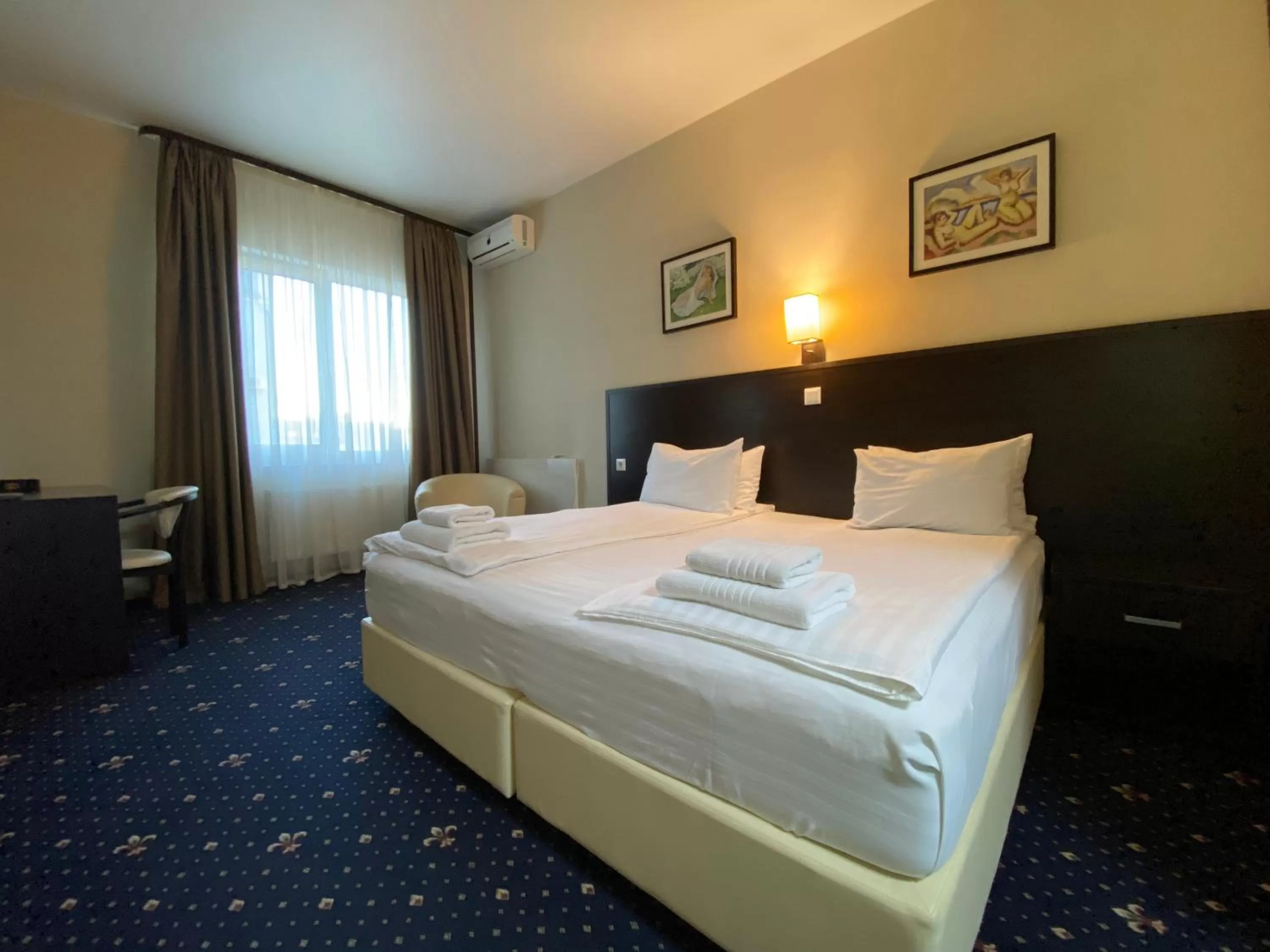 Photo of the whole room, Bed in irisHotels