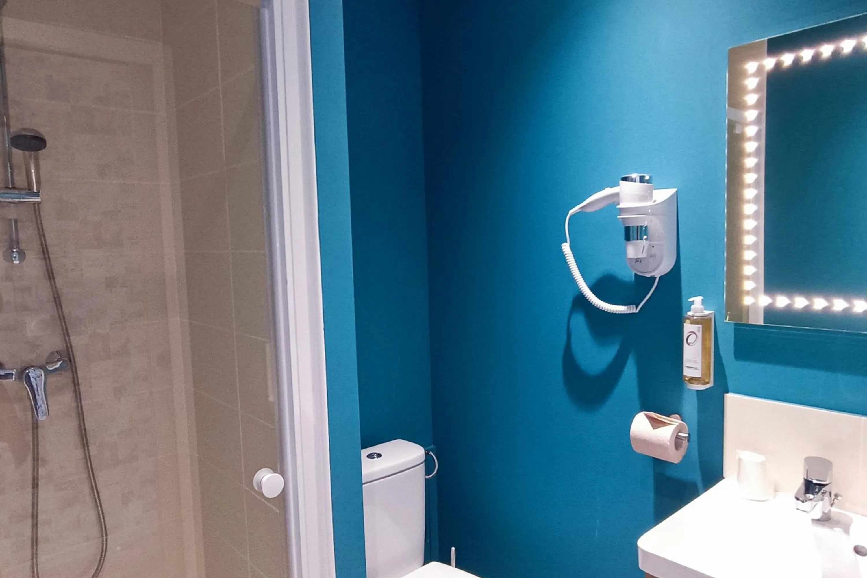 Shower in The Originals Access, Hôtel les Iris, Berck-sur-Mer