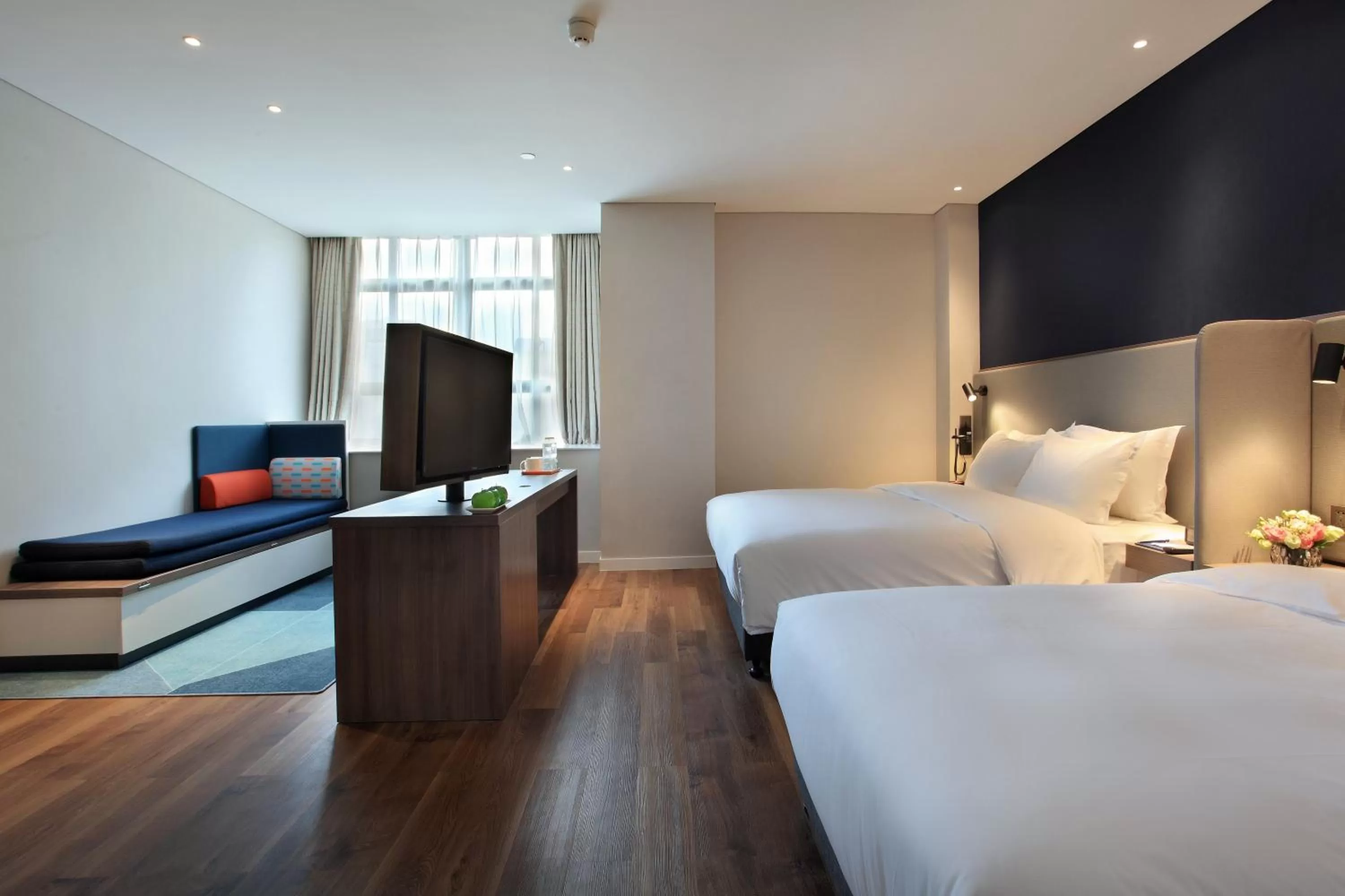 Photo of the whole room, Bed in Holiday Inn Express Guilin City Center by IHG