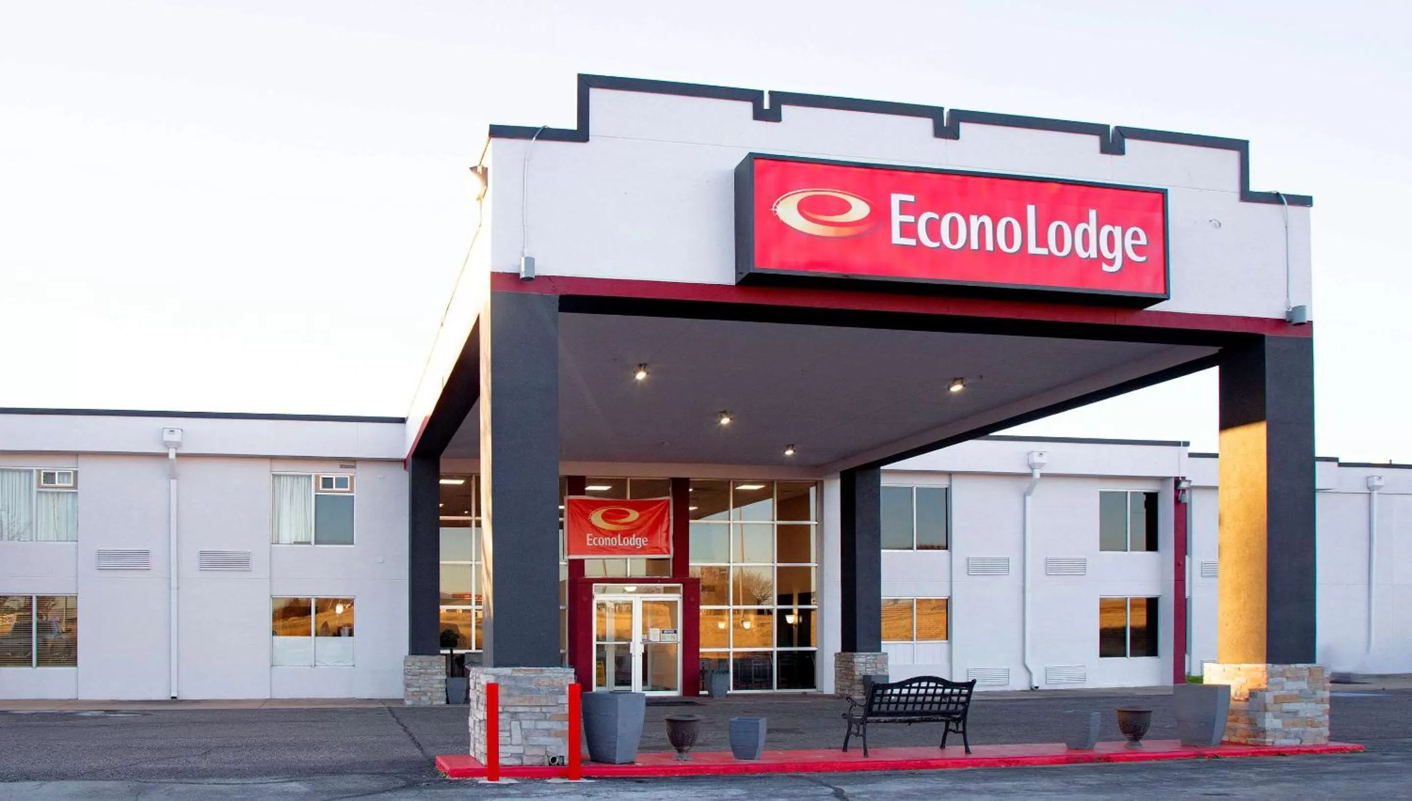 Property building in Econo Lodge Ardmore
