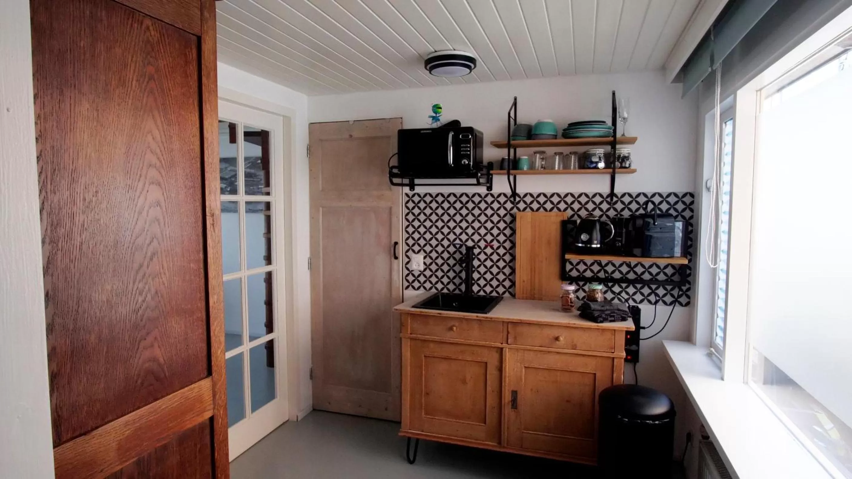 Coffee/tea facilities, Kitchen/Kitchenette in Houseboat apartment with water terrace, free parking, free bikes & fast wifi