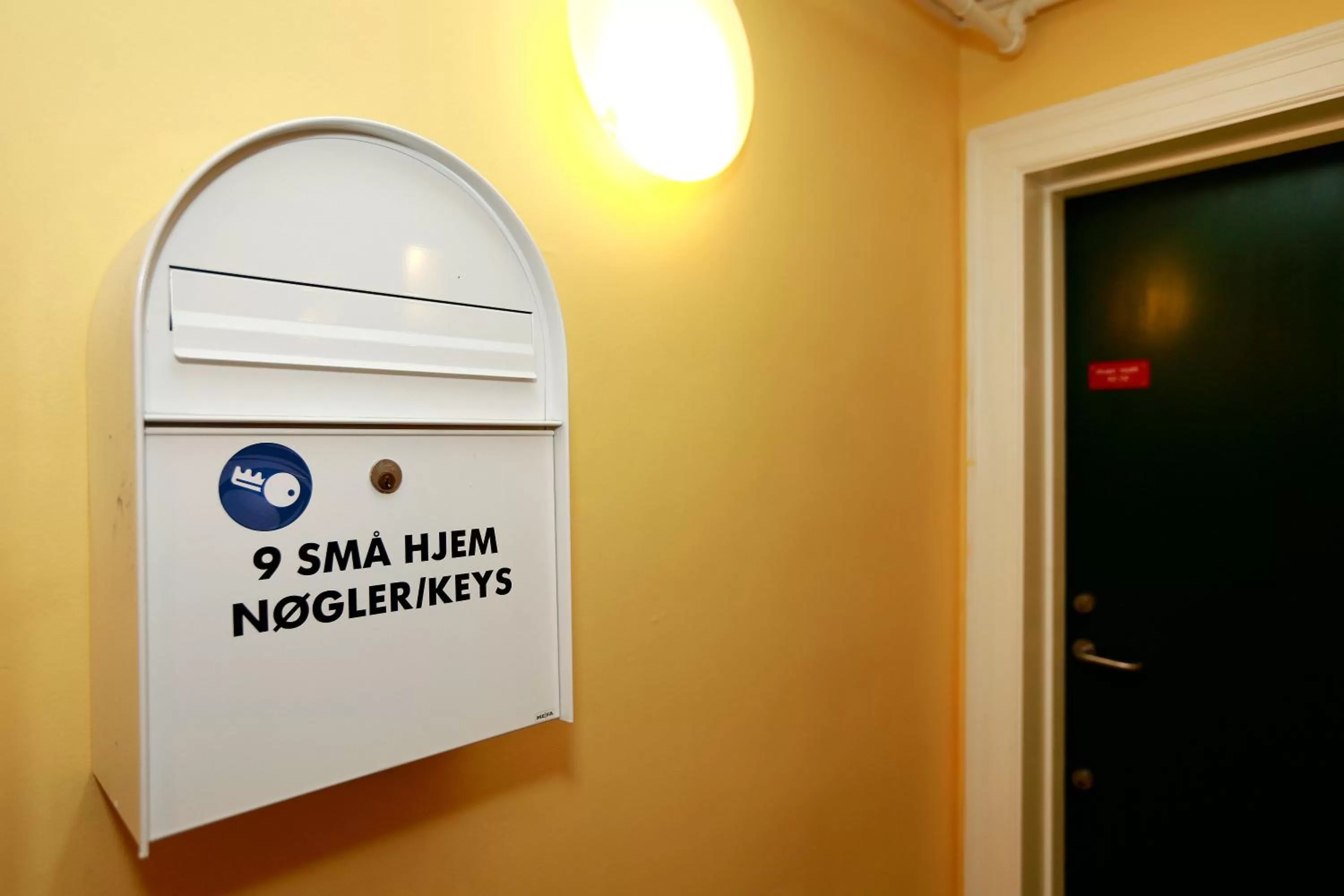 Logo/Certificate/Sign in Hotel 9 små hjem