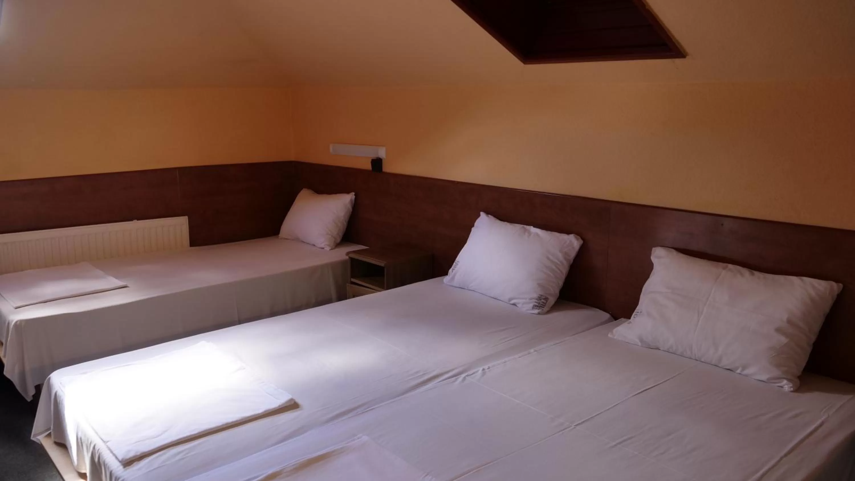 Property building, Bed in Attila Hotel Budapest