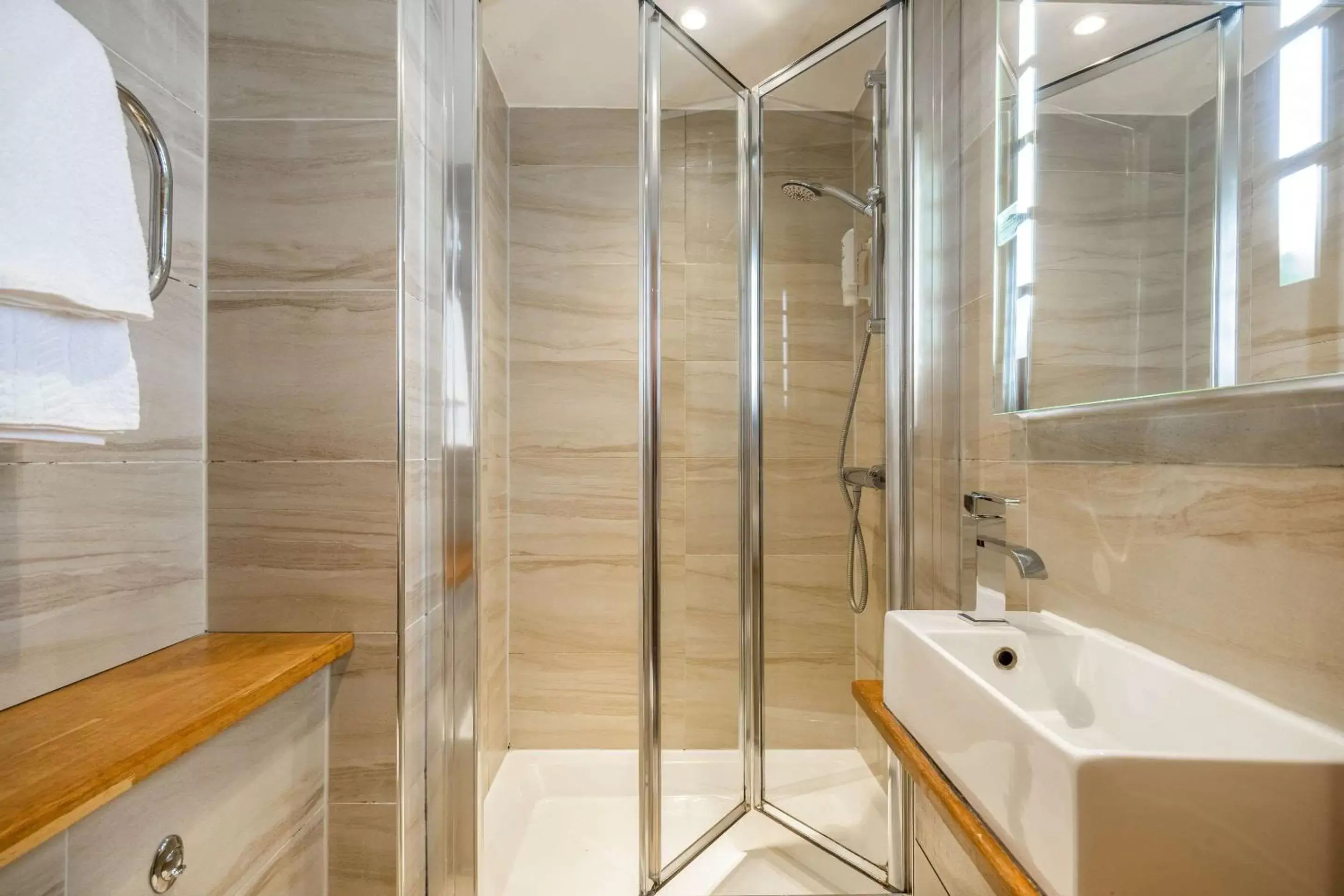 Standard Triple Room in Comfort Inn Hyde Park Standard Triple Room in Comfort Inn Hyde Park