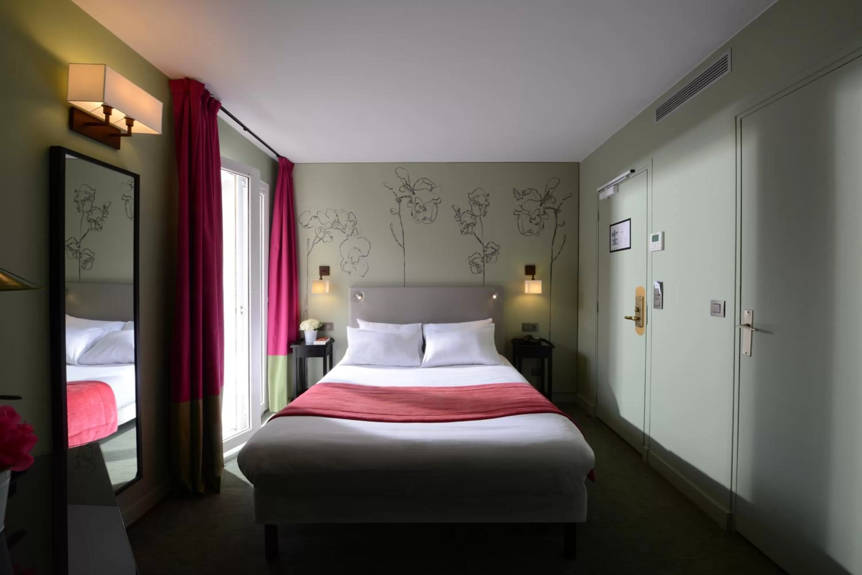 Photo of the whole room, Bed in Hôtel Orchidée