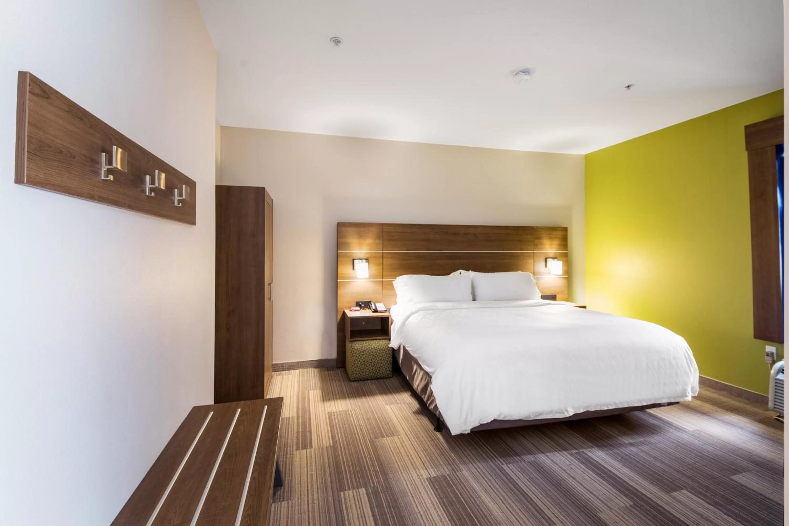 Photo of the whole room, Bed in Holiday Inn Express Hotel & Suites Columbus by IHG