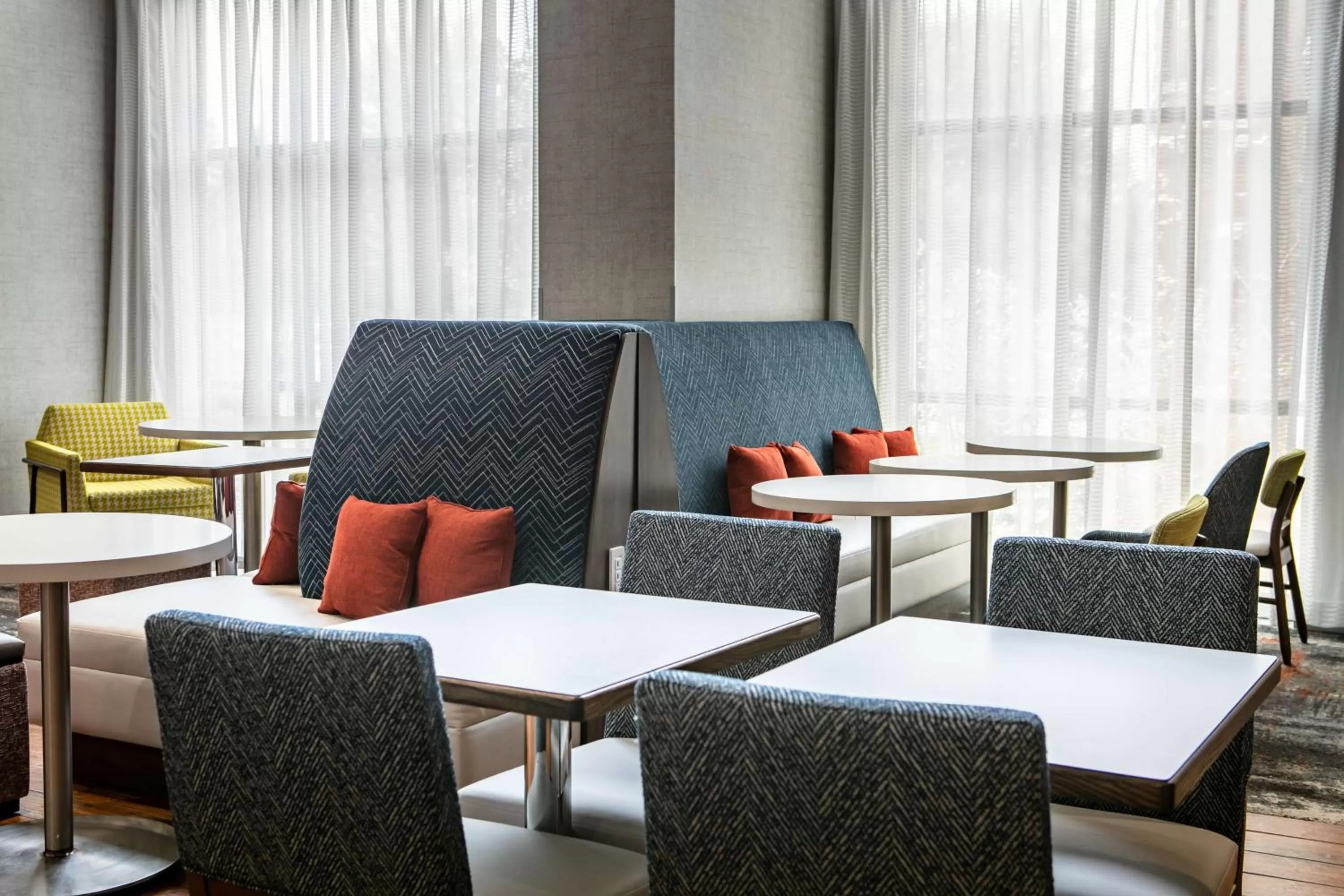 Breakfast in Hampton Inn & Suites West Bend