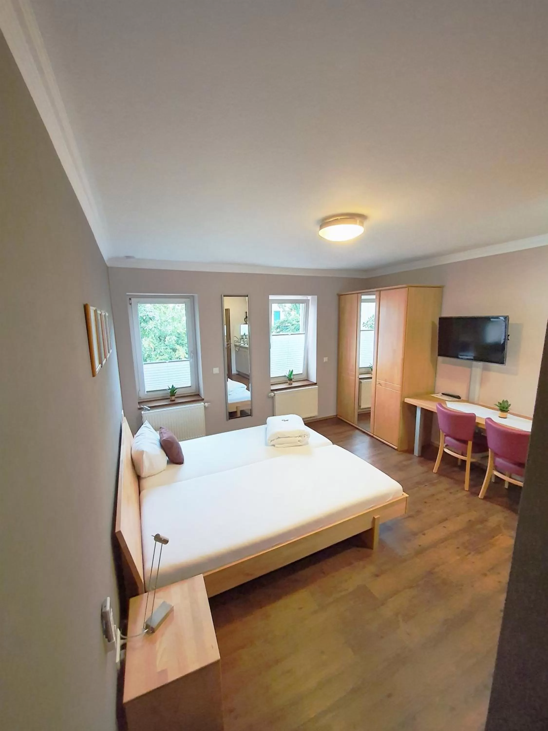 Photo of the whole room, Bed in Burgers Hotel