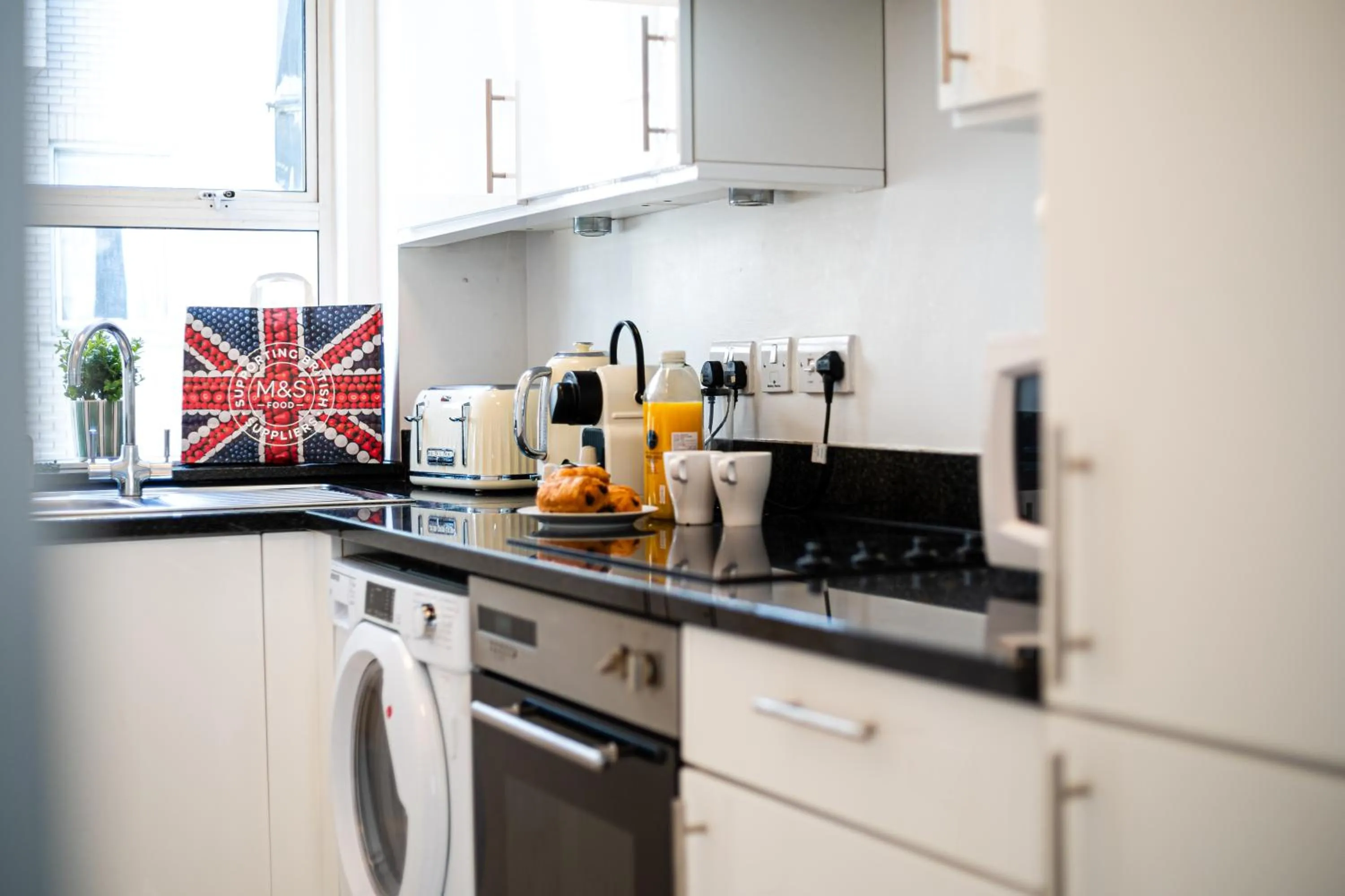 Coffee/tea facilities, Kitchen/Kitchenette in Bond Street Serviced Apartment