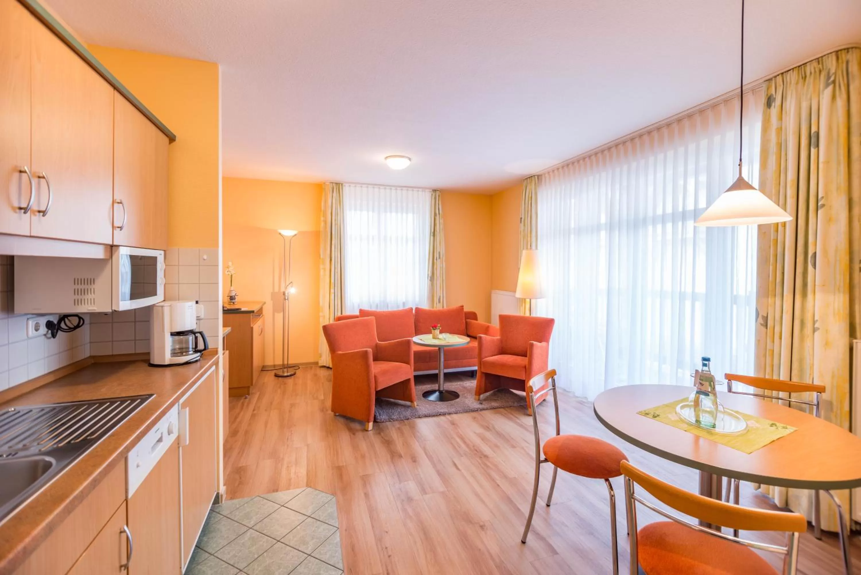 Photo of the whole room, Dining Area in Am Weststrand Apartmenthaus Waldeck