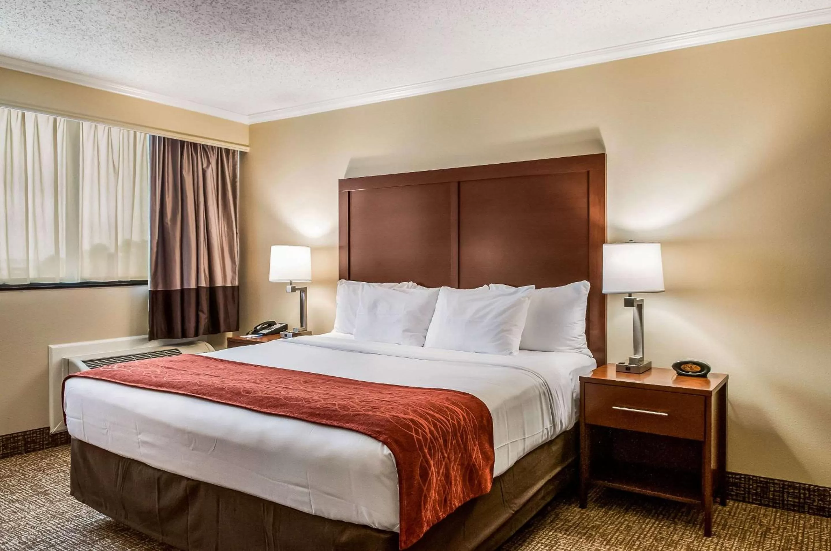 Photo of the whole room, Bed in Comfort Inn & Suites At Copeland Tower