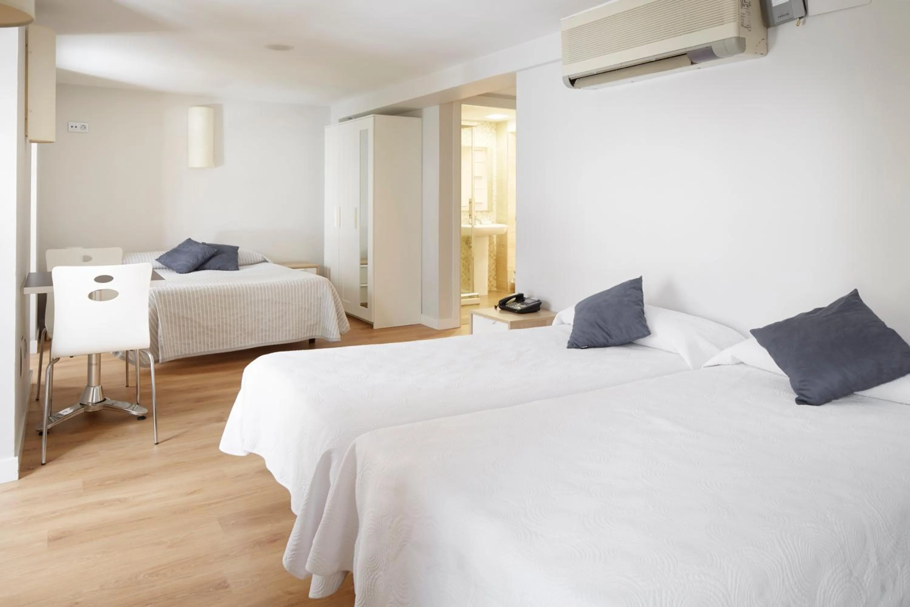 Photo of the whole room, Bed in Hotel Olatu