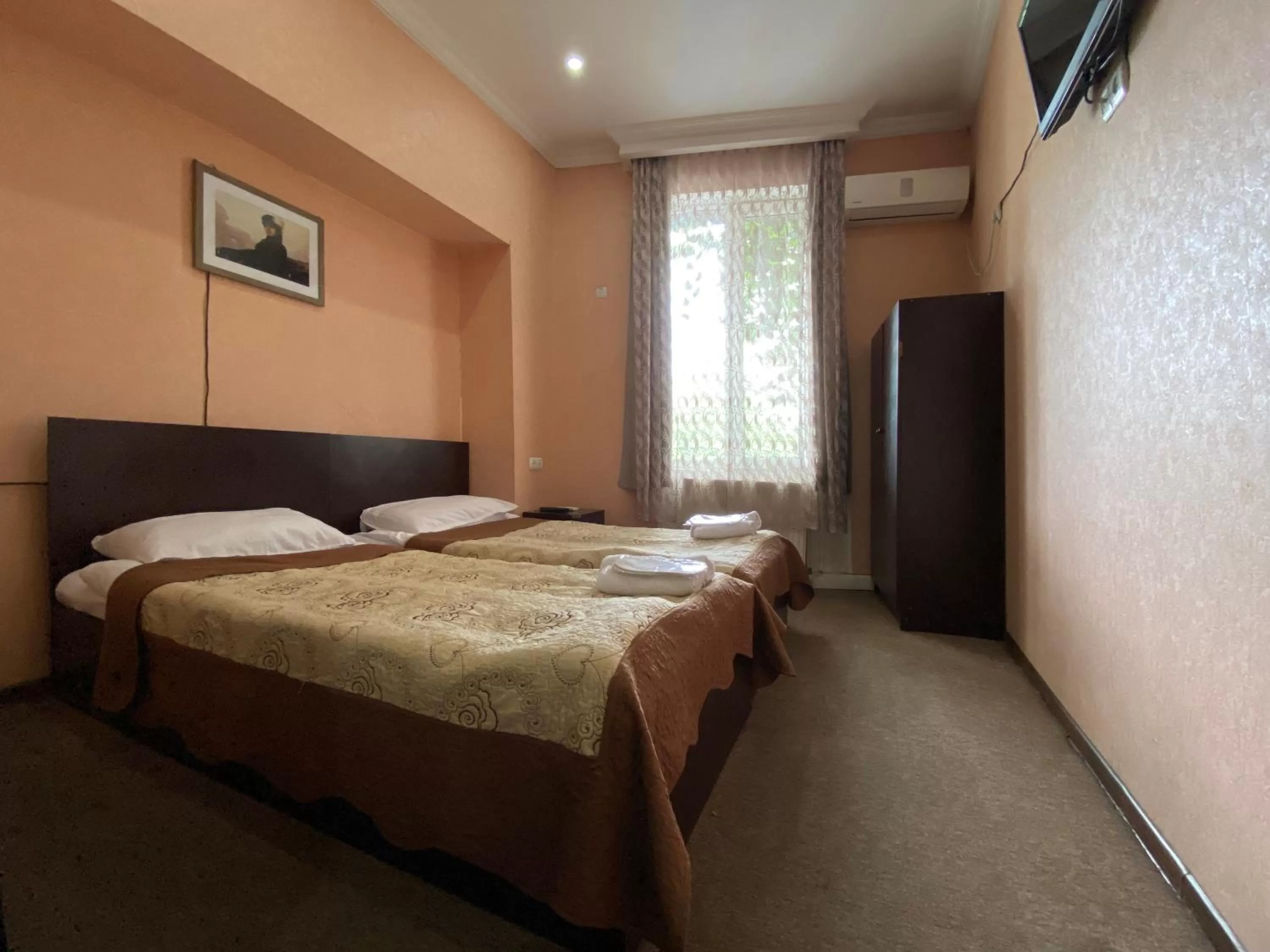 Communal lounge/ TV room, Bed in Hotel Shalimar