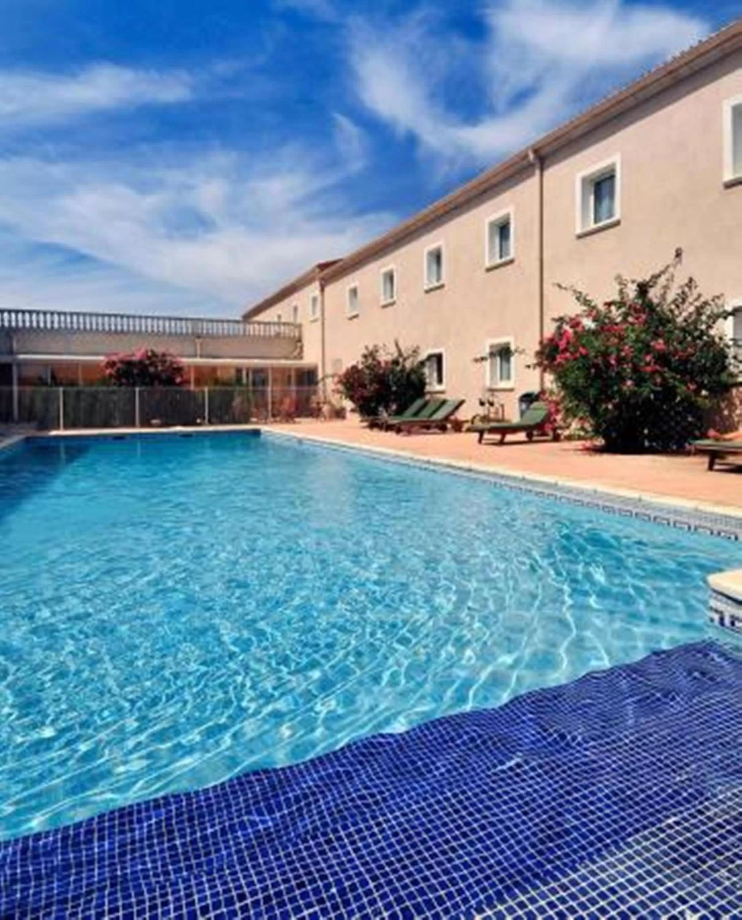 Swimming pool in ibis Orange Sud