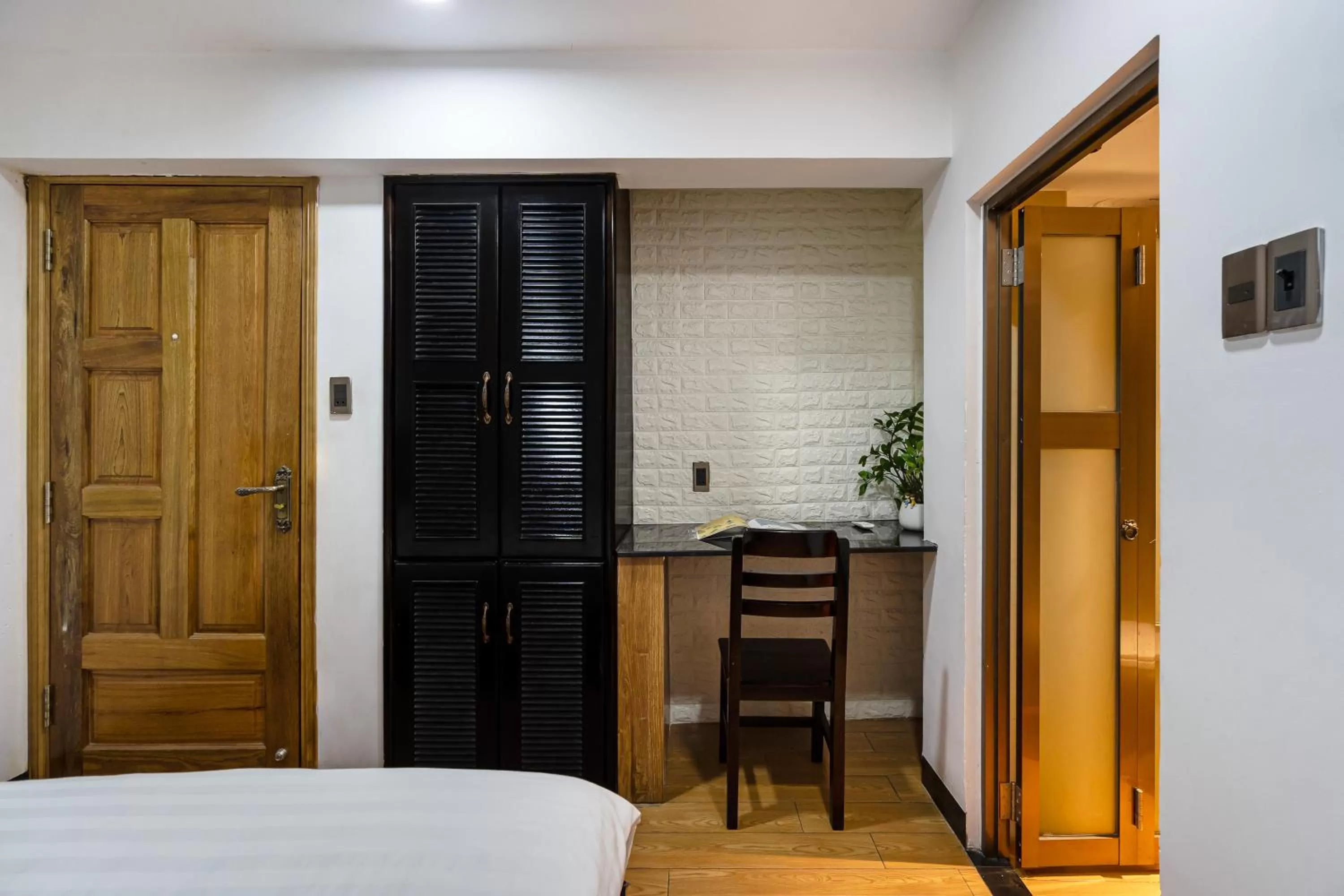 wardrobe, Bed in Lotus Laverne Hotel