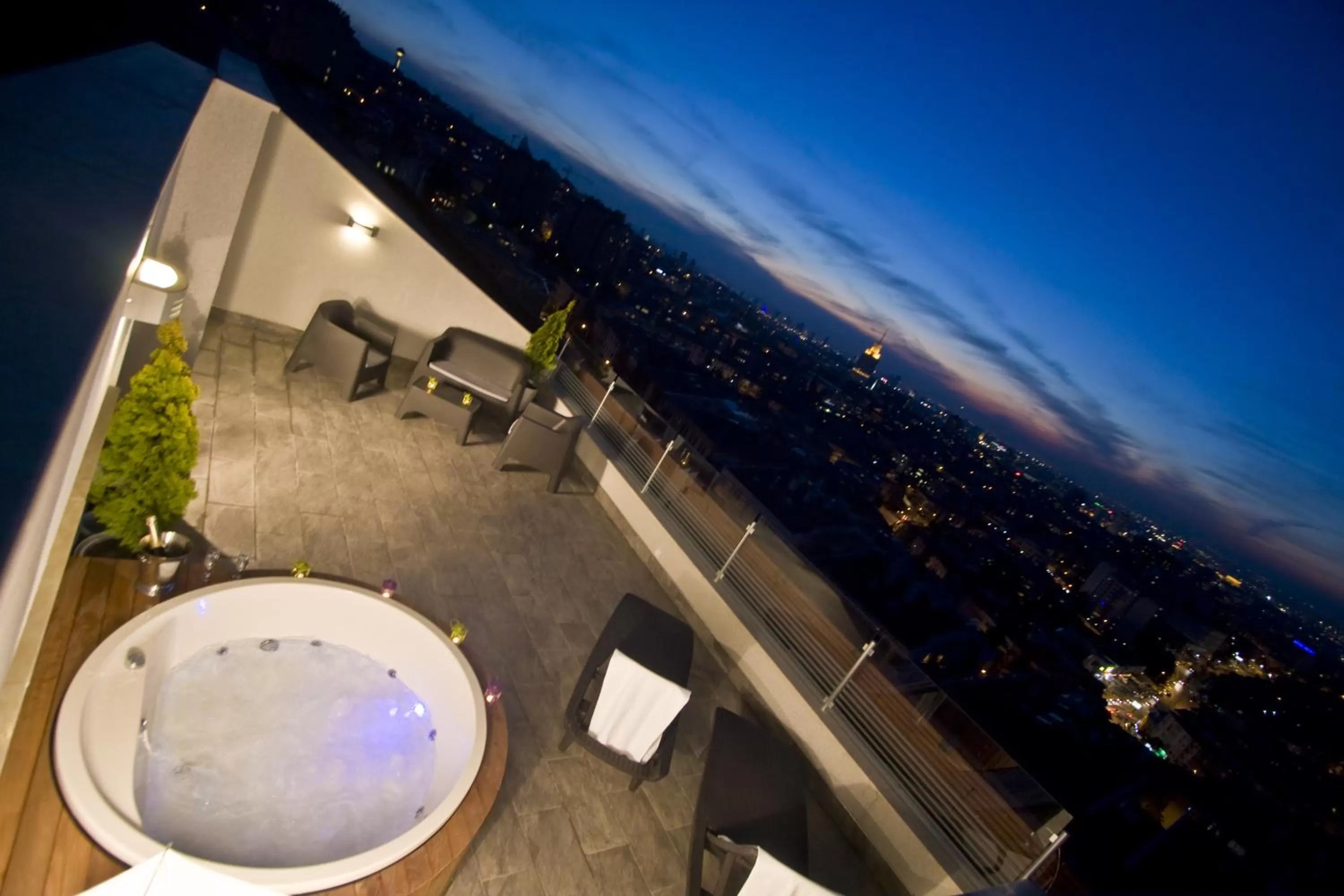 Hot Tub in Apart Hotel Best