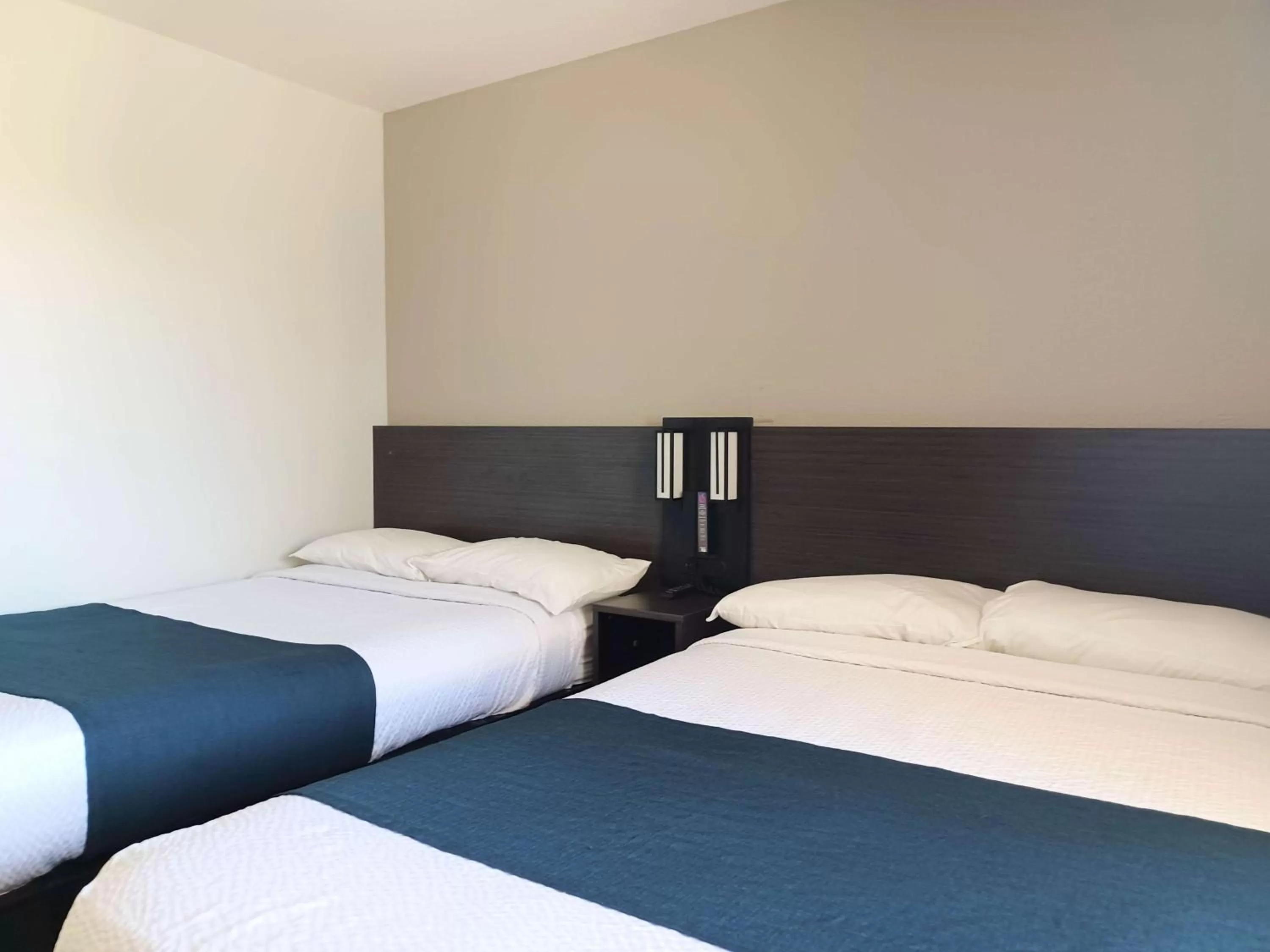 Bedroom, Bed in Motel 6-Fresno, CA - Blackstone North