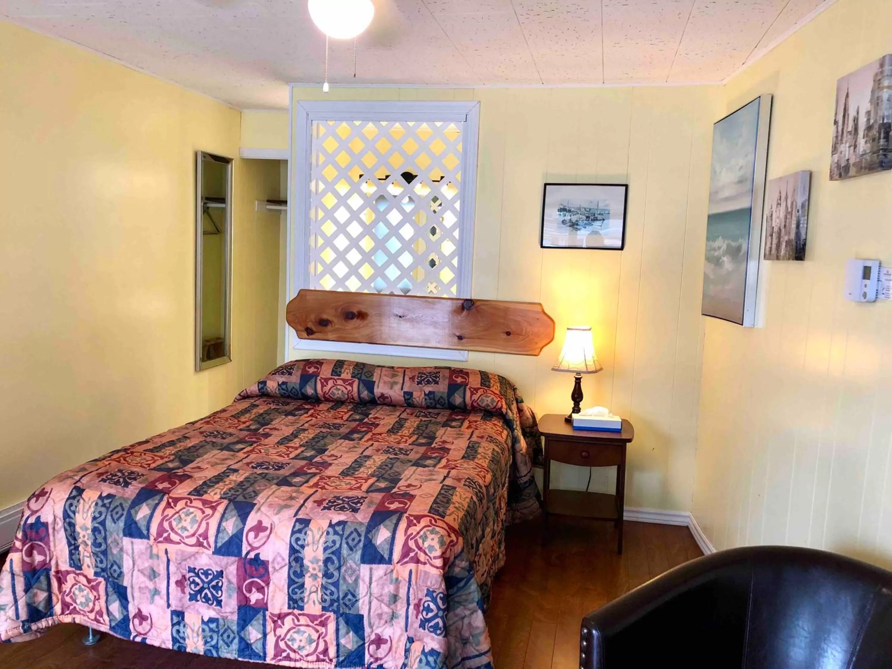 Photo of the whole room in Lakelawn B&B and Motel