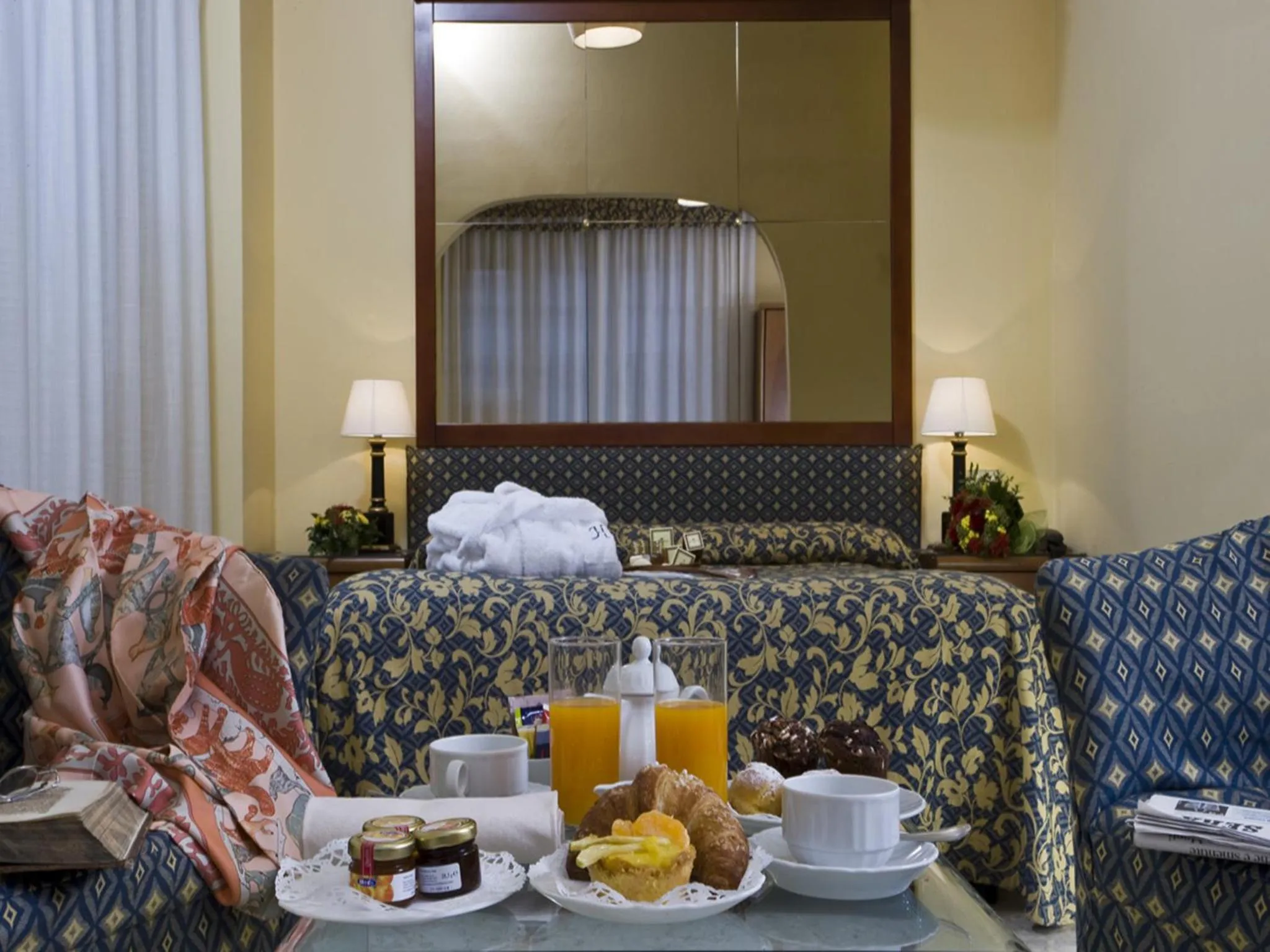 Seating area, Bed in Hotel Savoy