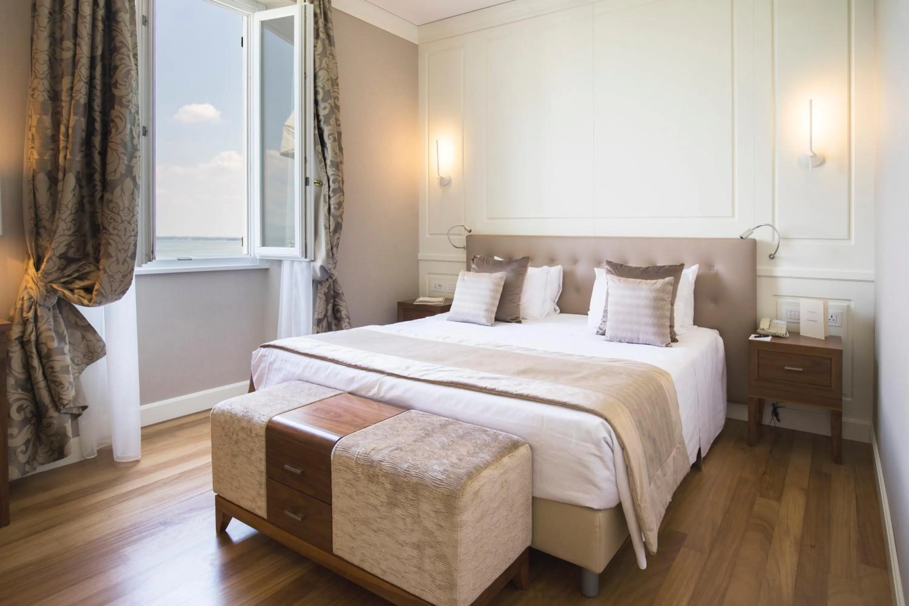 Balcony/Terrace, Bed in Grand Hotel Terme Sirmione