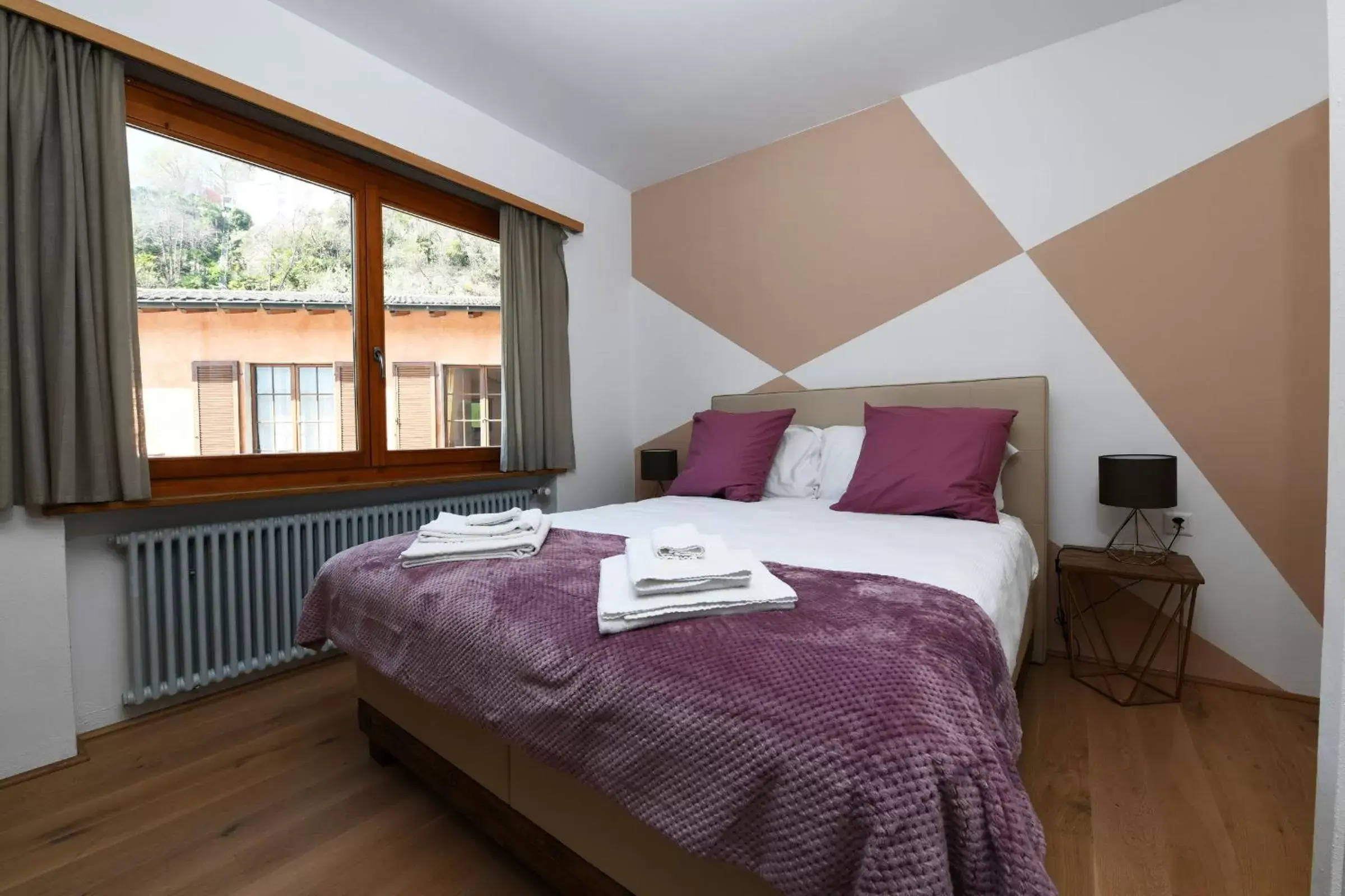 Deluxe Double Room (2 Adults + 1 Child) in 7rooms Losone Deluxe Double Room (2 Adults + 1 Child) in 7rooms Losone
