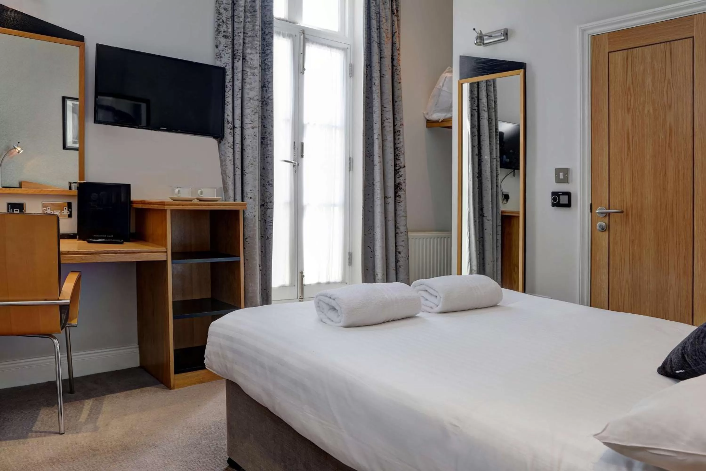 Photo of the whole room, Bed in Best Western Buckingham Palace Rd