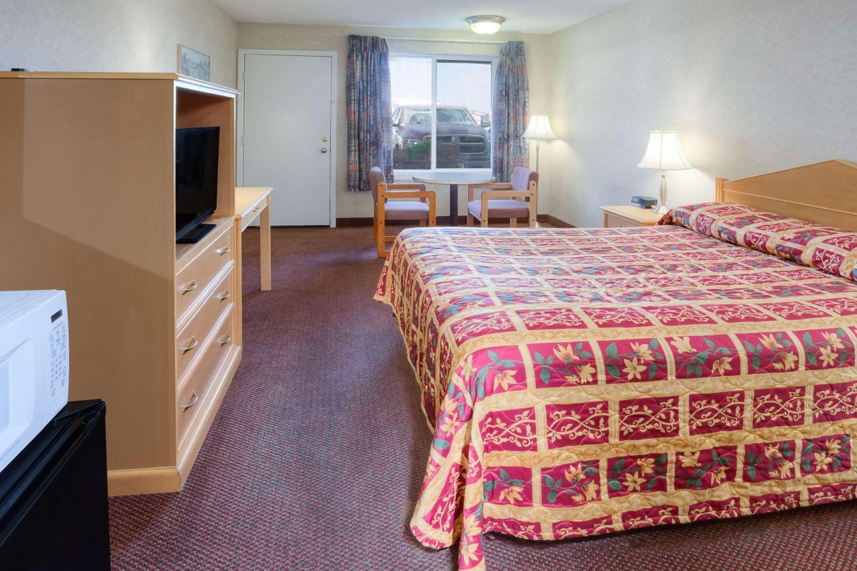 Photo of the whole room, Bed in Knights Inn Pasco